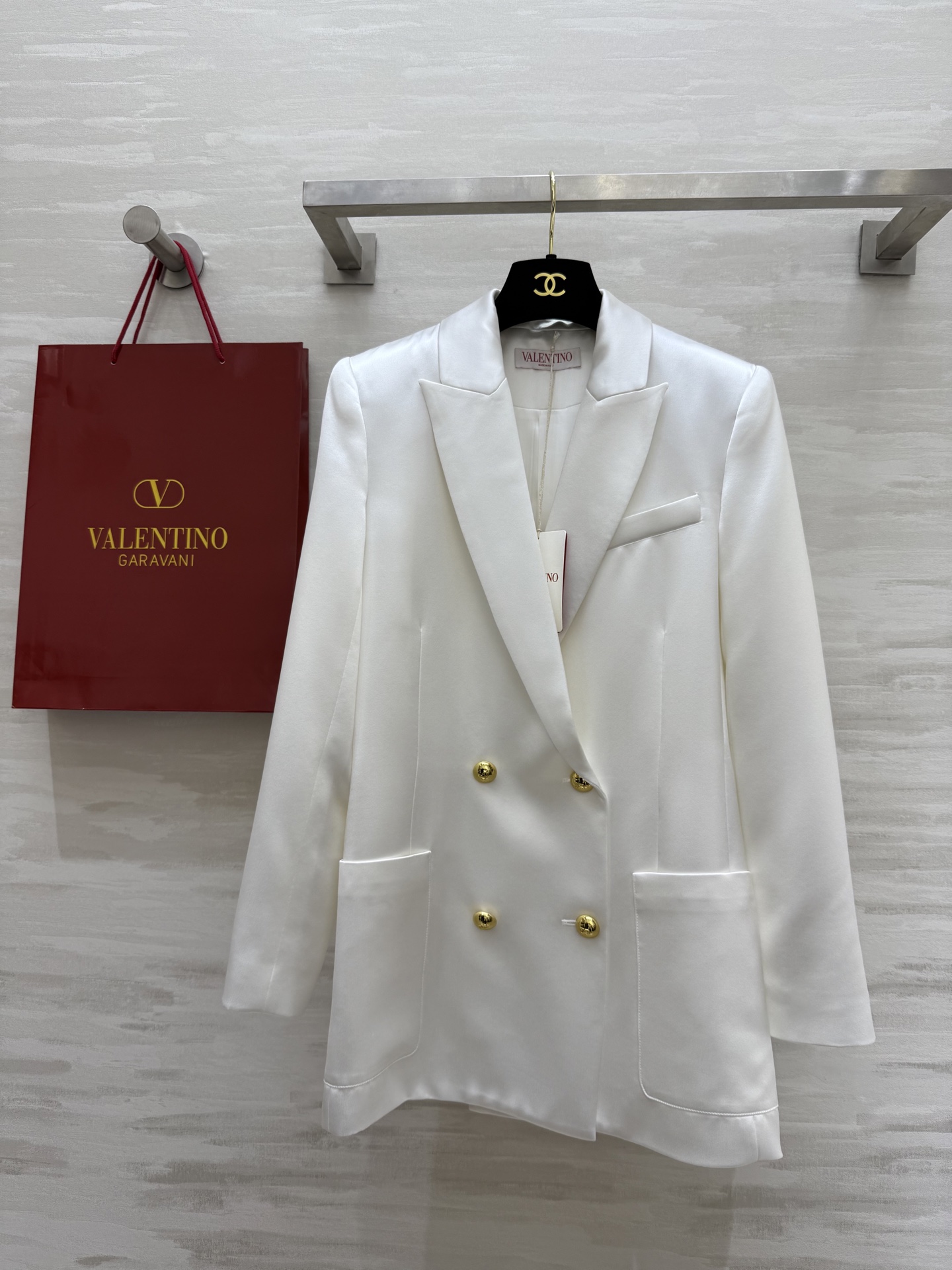NO:311893,#Valentin spring and summer new acetic acid blazer fashionable and high-end feel. The three-dimensional style is just right and can be easily controlled with any figure. High-quality customization. Spot sizeS/M/L/XL (Size S shoulder width 36, bust 88, length 78) 6, valentino, jackets & coats, business suit, alexander wang19860909#Valentin春夏新款 醋酸西装外套 时髦又有高级感 立体版型剪裁恰到好处加任何身材都可以轻松驾驭 高品质定制 现货首发sizeS/M/L/XL（S码肩宽36,胸围88,衣长78）6,,valentino,jackets & coats,business suit,alexander wang,Women's clothing