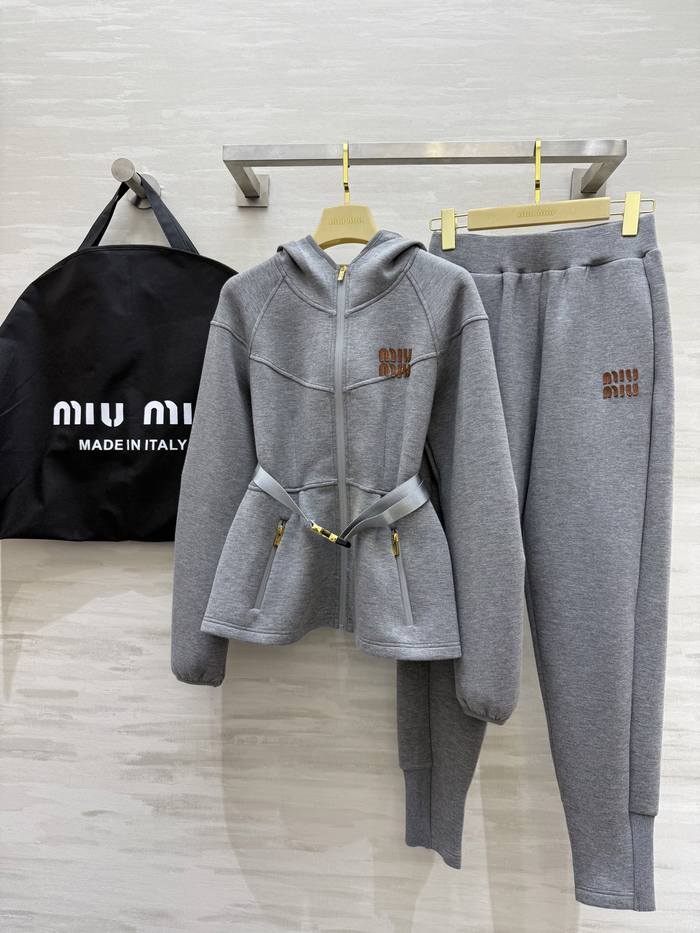 NO:311894,) Jacket, Pants Miumi Embroidery Series Air Layer Set Casual Sports Style Easy to wear and comfortable. The waist is equipped with a belt to close the waist. The waist is slimming and can lengthen the body proportions. The hidden flesh is undoubtedly slimming. It is made of air-layer fabric. Flush and light, no pressure. High-quality customization. Spot sizeS/M/L (Size S bust 102, 53, pants waist 62, hip circumference 92, trousers length 9,,miumiu, jackets & coats,alexander wang19860909）外套,裤子Miumi刺绣系列 空气层套装 休闲必备运动风 好穿又舒适 腰部配有腰带收腰 收腰显瘦又能拉长身材比例 藏肉显瘦无疑 采用空气层面料 蓬松轻盈 毫无压力感 高品质定制 现货首发sizeS/M/L（S码胸围102,衣长53,裤子腰围62,臀围92,裤长9,,miumiu,jackets & coats,alexander wang,Women's clothing