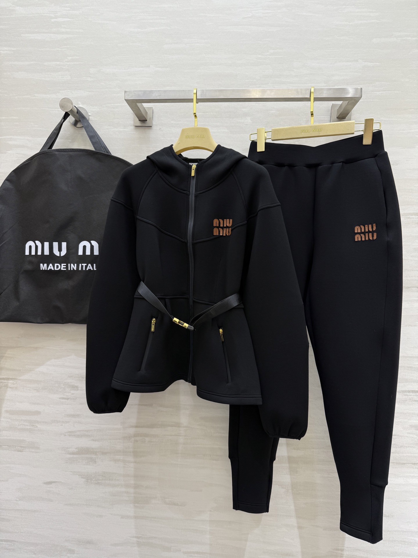 NO:311880,Jackets #Miumi embroidery series Air layer set Casual essential sporty style Easy to wear and comfortable to wear The waist is equipped with a belt to close the waist, waist slimming and lengthening the body proportions, hidden flesh and thin undoubtedly uses air-layer fabric, fluffy and light, no pressure feeling, high-quality customization Spot sizeS/M/L (Size S bust 102, 53 length, pants waist 62, hip 92, trousers length 94),,miumiu, jackets & coats,alexander wang19860909外套裤子#Miumi刺绣系列 空气层套装 休闲必备运动风 好穿又舒适 腰部配有腰带收腰 收腰显瘦又能拉长身材比例 藏肉显瘦无疑 采用空气层面料 蓬松轻盈 毫无压力感 高品质定制 现货首发sizeS/M/L（S码胸围102,衣长53,裤子腰围62,臀围92,裤长94）,,miumiu,jackets & coats,alexander wang,Women's clothing