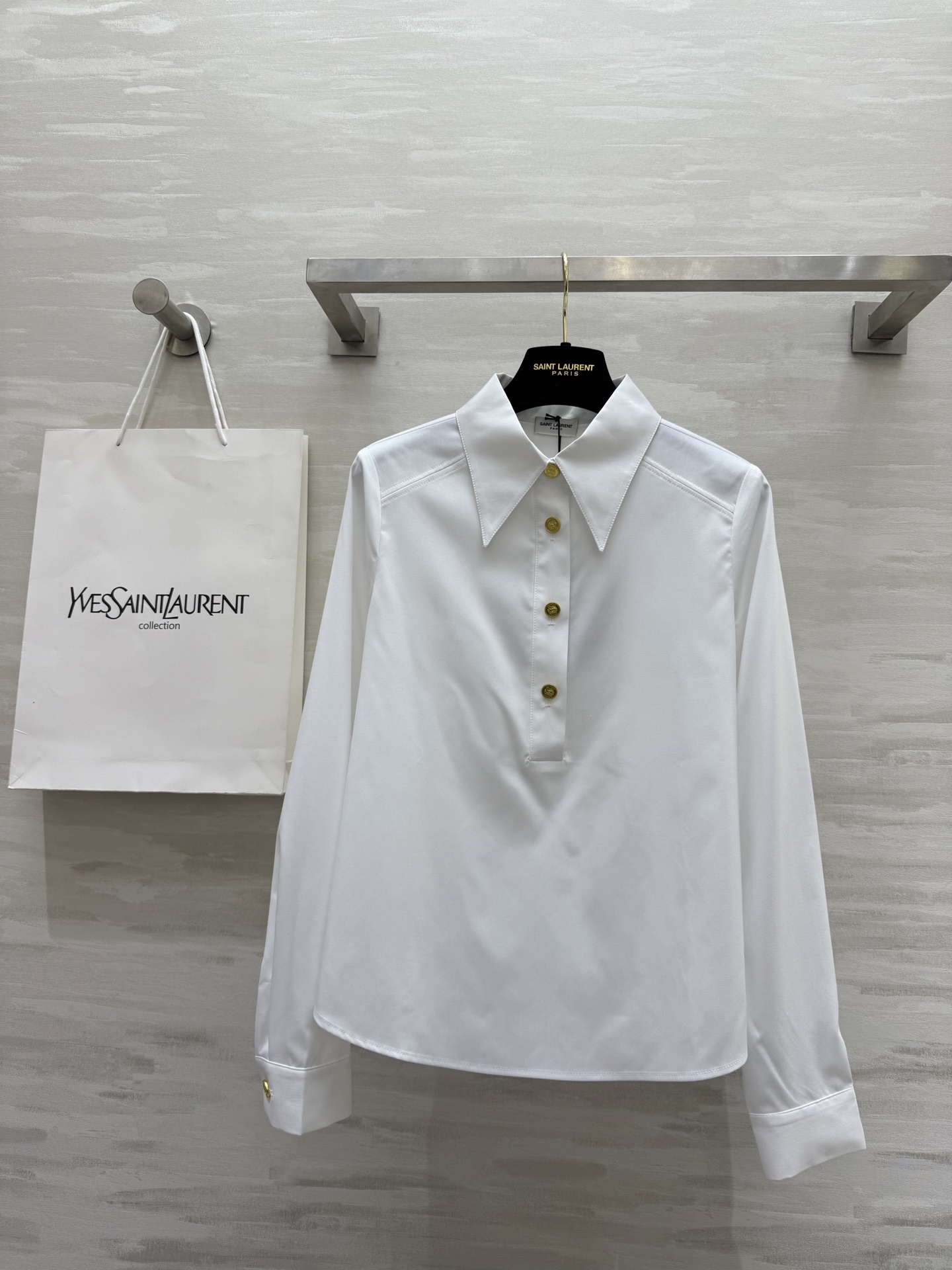 NO:311874,#ysl spring and summer new style gold button decorative shirt high quality spot first-time sizeS/M/L (size s size 36 shoulder width, bust 96, length 62), saint laurent,alexander wang19860909#ysl春夏新款 金扣装饰衬衣 高品质 现货首发sizeS/M/L（s码肩宽36,胸围96,衣长62）,,saint laurent,alexander wang,Women's clothing