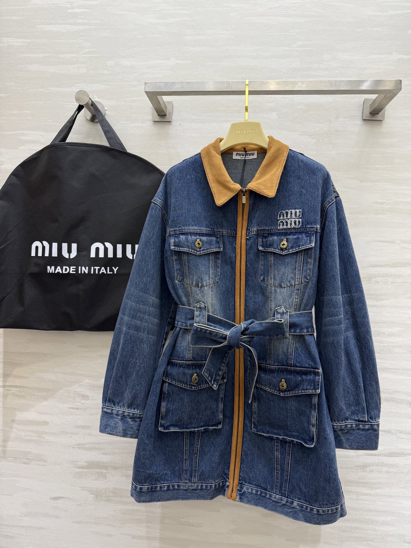 NO:312324,#Miumi's new suede spliced ​​denim dress, fashionable and stylish, can be worn on all occasions, formal and casual, one row of buckles, paired with belts, high waistline split gold body proportions, using denim fabric, very good texture and easy to manage, very high-quality customization () spot first-time sizeS/M/L (M size shoulder width 50, bust 100, skirt length 8,,miumiu, skirt 8, chamois leather, gold, alexander wang19860909#Miumi新款麂皮绒拼接牛仔连衣裙 时髦有型 各种场合都能穿 可正式可休闲 一排开扣设计 搭配腰带装饰高腰线分割黄金身材比例 采用牛仔面料 质感很好又好打理 非常高级 高品质定制() 现货首发sizeS/M/L（M码肩宽50,胸围100,裙长8,,miumiu,skirts,chamois leather,gold,alexander wang,Women's clothing