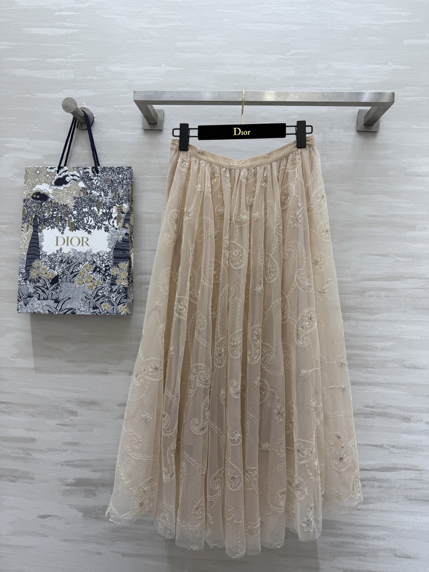 NO:312354,#DIO new cashew flower mesh skirt with heavy silk heavy-duty embroidered cashew flower inside, which is more visually layered and eye-catching!  The pleats of the skirt are just the right size, making you look slim and slim!  Heavy industry pure handmade beads are luxurious and high-end!  High quality spot first-time size36/38/40 (36 size waist 70, skirt length 9, dior, skirt ts, real silk, alexander wang19860909#DIO新款腰果花网纱半裙 内里重磅真丝重工刺绣腰果花 视觉上更具有层次感 醒目吸睛！裙褶大小刚刚好 显瘦显瘦！重工纯手工钉珠奢华高级！高品质 现货首发size36/38/40（36码腰围70,裙长9,,dior,skirts,real silk,alexander wang,Women's clothing