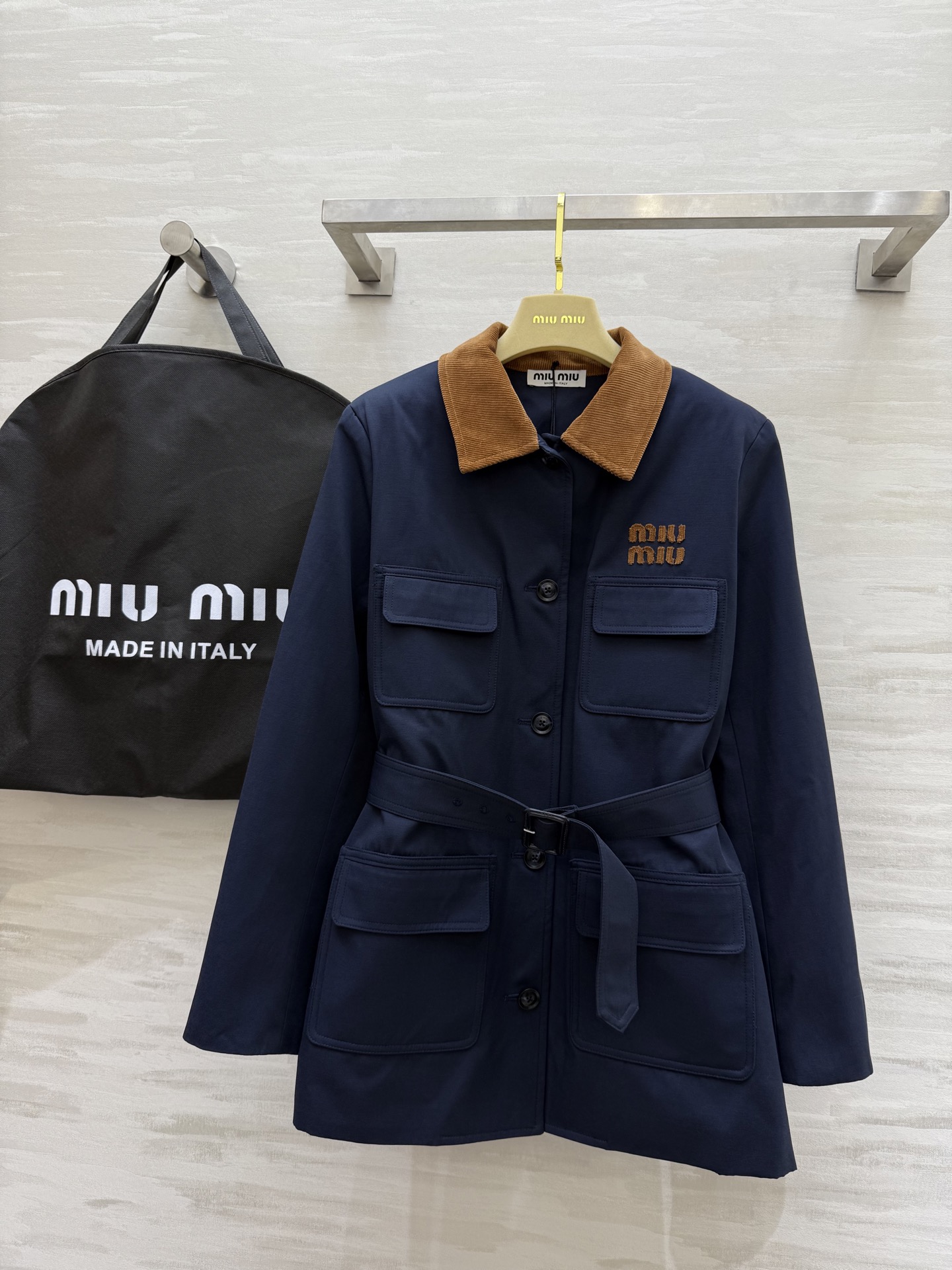 NO:312358,#Miumi early spring new style contrasting lapel windbreaker dress high quality customization spot first-time sizeS/M/L (M size shoulder width 40, bust 104, length 75) 6,,miumiu, skirts,alexander wang19860909#Miumi早春新款 撞色翻领风衣裙 高品质定制 现货首发sizeS/M/L（M码肩宽40,胸围104,衣长75）6,,miumiu,skirts,alexander wang,Women's clothing