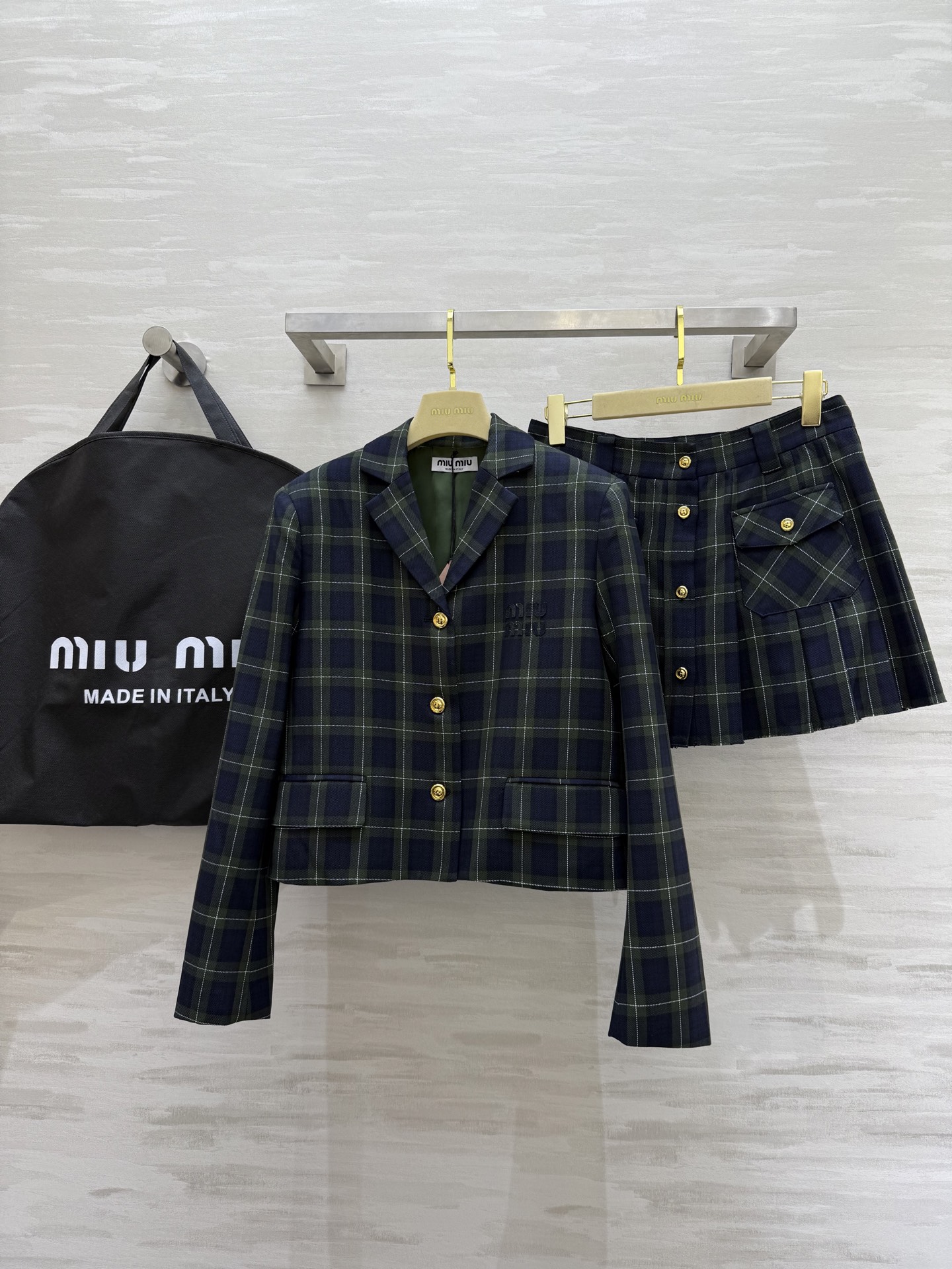 NO:312941,New spring and summer style of jacket and skirt Miumi, English college style suit, customized plaid fabric, high quality customization, stock sizeS/M/L (size jacket shoulder width 39, bust 94, length 49, skirt waist 68, hip 90, skirt length 35,,miumiu, skirt 3kirts, jackets & coats,alexander wang19860909外套半裙Miumi春夏新款 英格兰学院风套装 定制格纹面料 高品质定制 现货首发sizeS/M/L（s码外套肩宽39,胸围94,衣长49 ,半裙腰围68,臀围90,裙长35,,miumiu,skirts,jackets & coats,alexander wang,Women's clothing