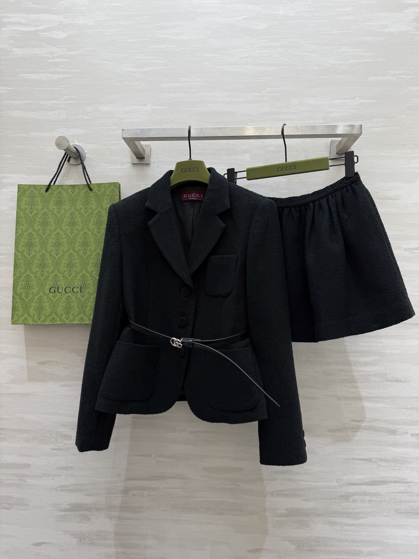 NO:312944,#Gucc new spring and summer style braided tweed set Customized woven fabric with excellent texture versatile black series Delivery belt One set High-quality spot first-time sizeS/M/L (size S-shoulder width 39, bust 90, 53 length 53, waist 68, skirt length 35) 6, gucci, skirt 6, alexander wang19860909#Gucc春夏新款 编织花呢套装 定制编织面料质感上乘 百搭黑色系 配送腰带 一套出 高品质现货首发sizeS/M/L（s码 肩宽39,胸围90,衣长53 ,腰围68,裙长35）6,,gucci,skirts,alexander wang,Women's clothing