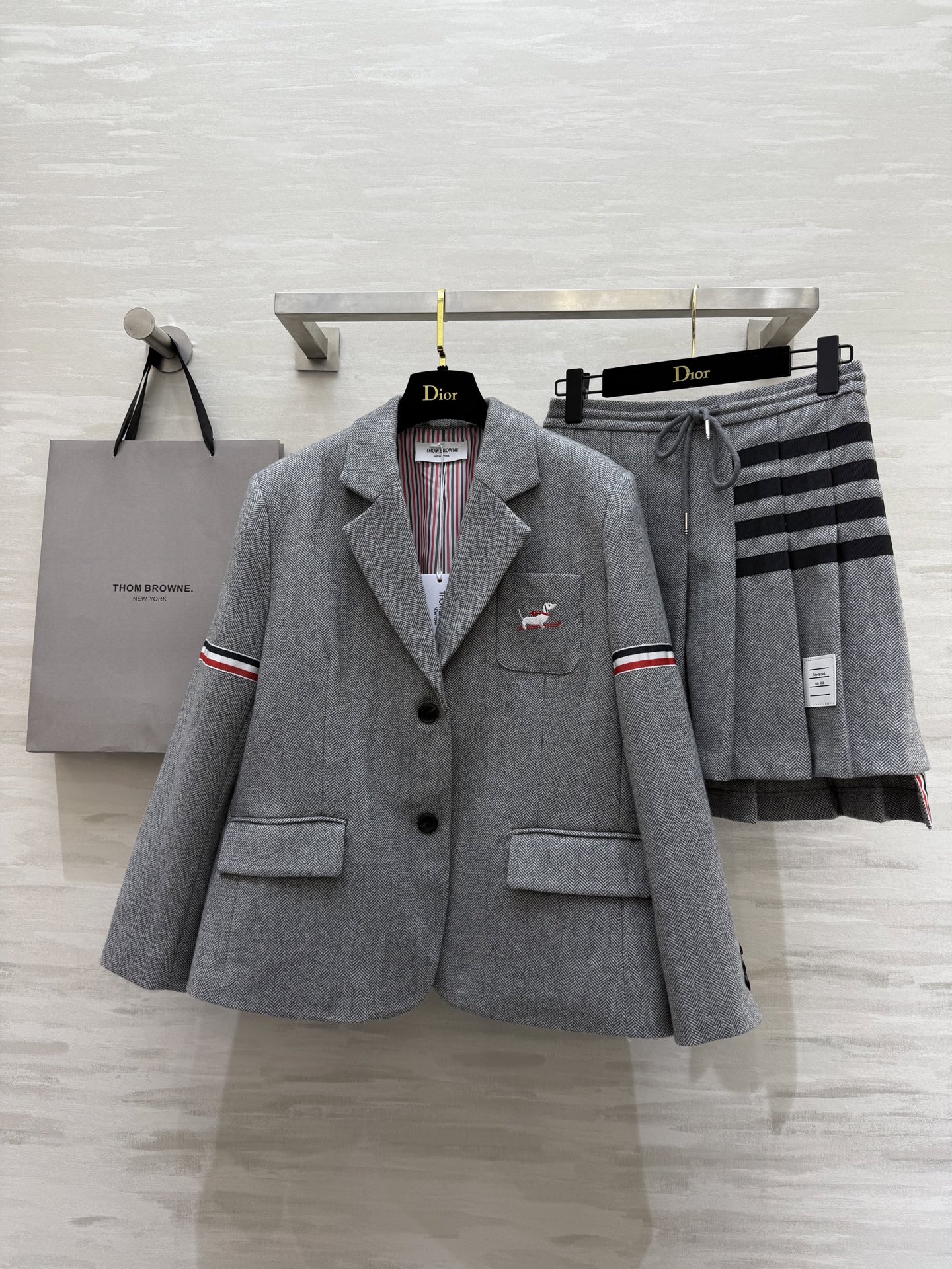 NO:312950,Suit, TB early spring new style, age-reducing college style suit, embroidered dog decoration, high-quality customization, spot first-time sizeS/M/L (size size suit shoulder width 40, bust 104, length 63, skirt waist 66, hip 84, skirt length 45), skirts, business suit, alexander wang19860909西装,半裙TB早春新款 减龄学院风套装 刺绣狗狗装饰 高品质定制 现货首发sizeS/M/L（s码西装肩宽40,胸围104,衣长63,半裙腰围66,臀围84,裙长45),,skirts,business suit,alexander wang,Women's clothing