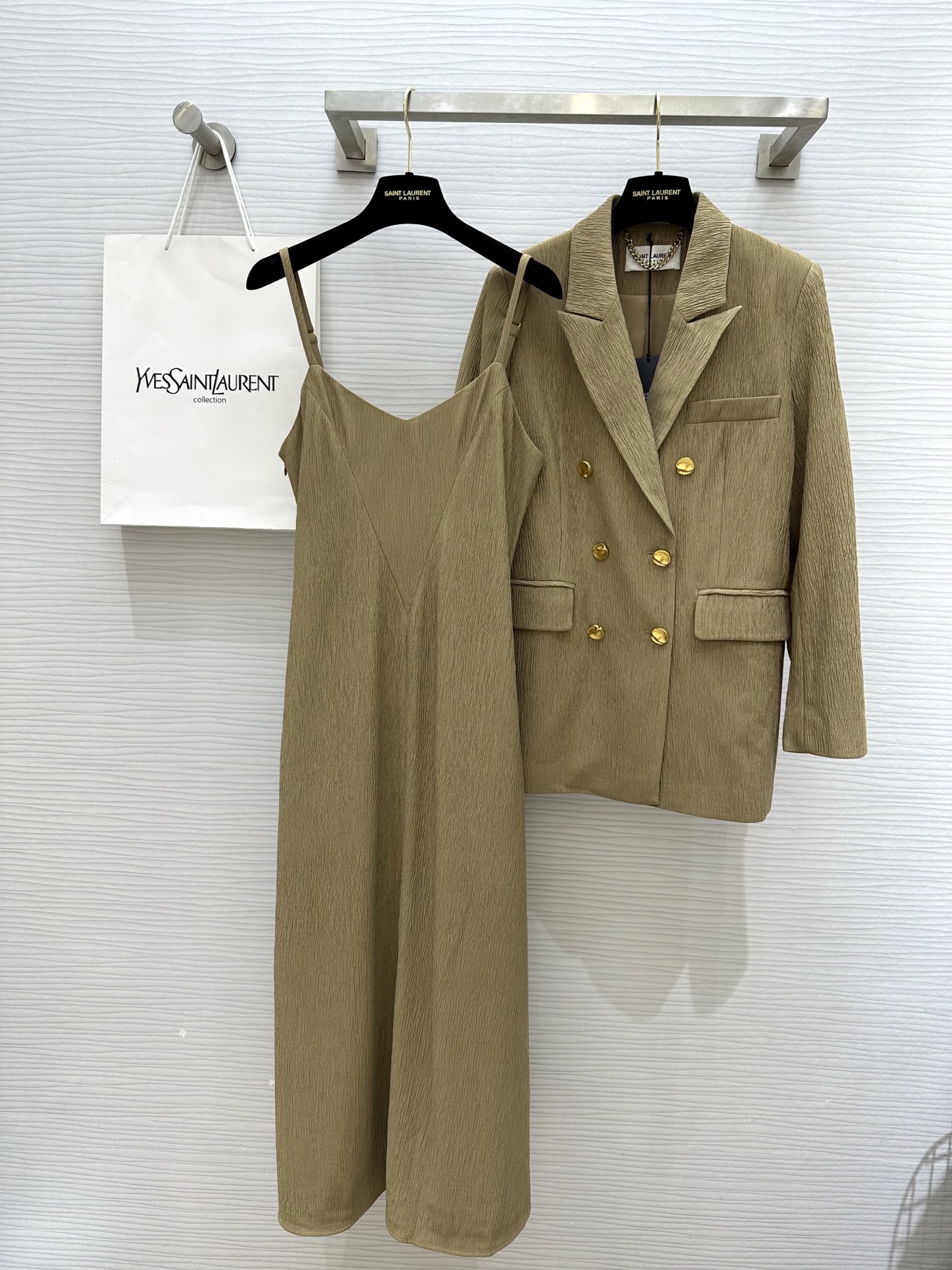 NO:320140,#ysl spring and summer new style custom pleated tiny suit elegant and capable suit with high-end celebrity temperament suspender skirt Metal buckle points exquisite and high-quality customization Spot size()S/M/L (S size shoulder width 37, bust 94, length 76, suspender skirt bust 84, adjust shoulder strap without strap skirt length 114, saint laurent, skirts, business suit, alexander wang19860909#ysl春夏新款 定制褶皱天丝套装 优雅干练西装搭配高级名媛气质吊带裙 金属扣点数精致高级 高品质定制 现货首发size()S/M/L（S码肩宽37,胸围94,衣长76,吊带裙胸围84,调节肩带不加肩带裙长114,,saint laurent,skirts,business suit,alexander wang,Women's clothing