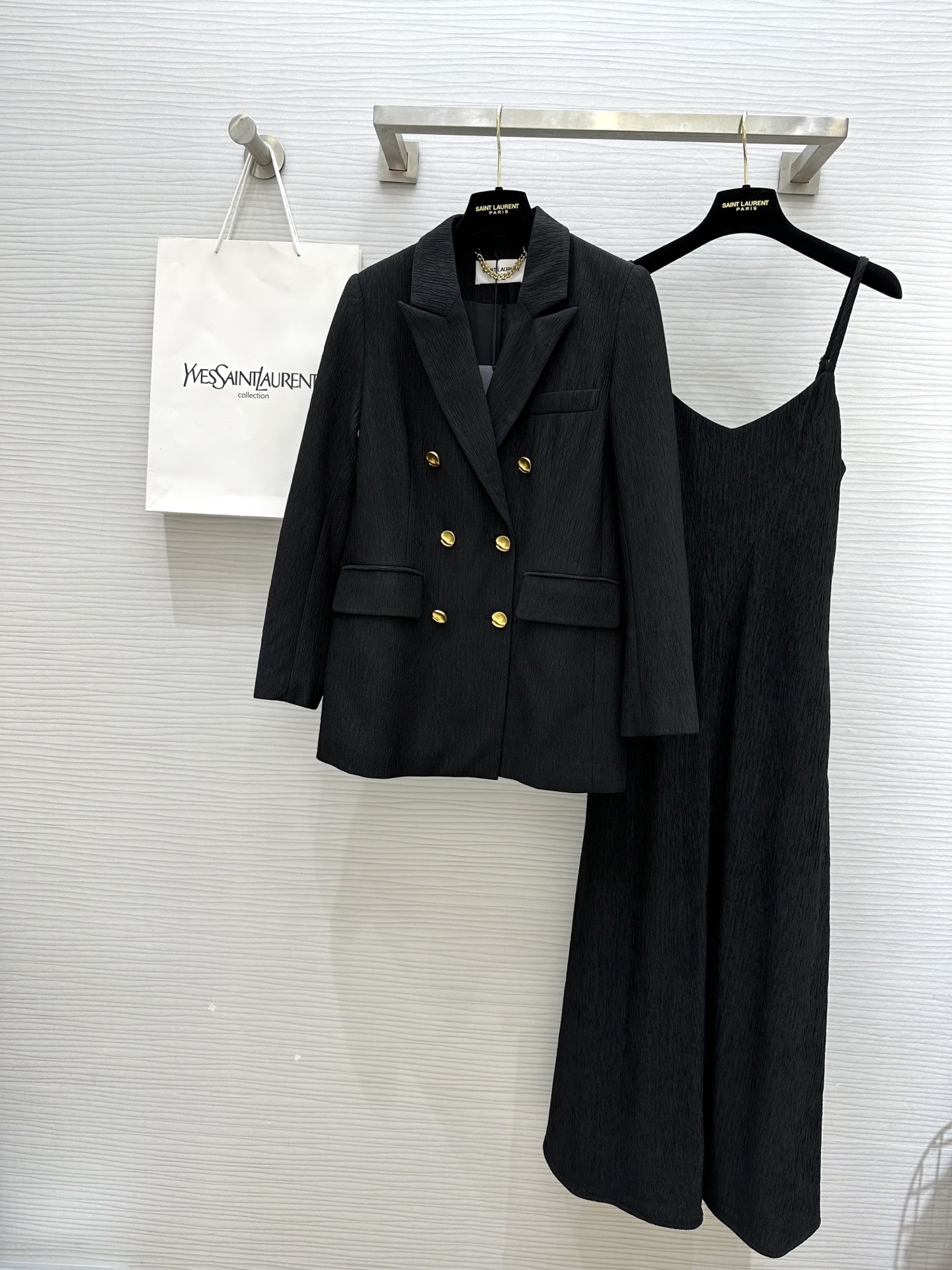 NO:320142,#ysl spring and summer new style custom pleated tiny suit elegant and capable suit with high-end celebrity temperament suspender skirt Metal buckle points exquisite and high-quality customization spot size()S/M/L (S size shoulder width 37, bust 94, length 76, suspender skirt bust 84, adjust shoulder strap without strap skirt length 114),,saint laurent, skirt, business suit,alexander wang19860909#ysl春夏新款 定制褶皱天丝套装 优雅干练西装搭配高级名媛气质吊带裙 金属扣点数精致高级 高品质定制 现货首发size()S/M/L（S码肩宽37,胸围94,衣长76,吊带裙胸围84,调节肩带不加肩带裙长114）,,saint laurent,skirts,business suit,alexander wang,Women's clothing