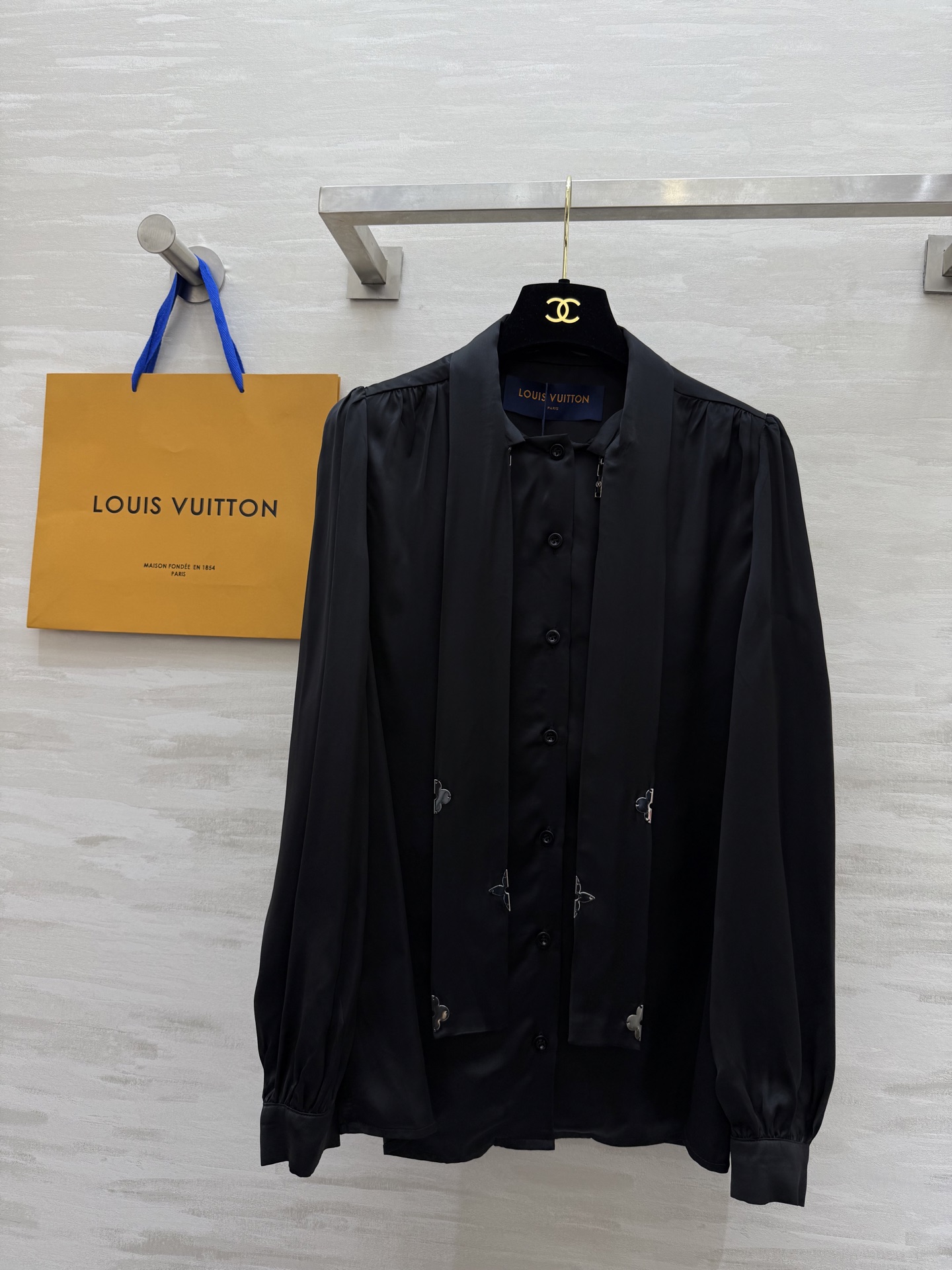 NO:320921,#Louis vuitto｜Caibo Qianjin Limited Shirt High-quality Customization Spot sizeS/M/L (M size shoulder width 35, bust 98, length 71) 6,,louis vuitton,shirts,alexander wang19860909#Louis vuitto｜财阀千金限定衬衫 高品质定制 现货首发sizeS/M/L（M码肩宽35,胸围98,衣长71）6,,louis vuitton,shirts,alexander wang,Women's clothing