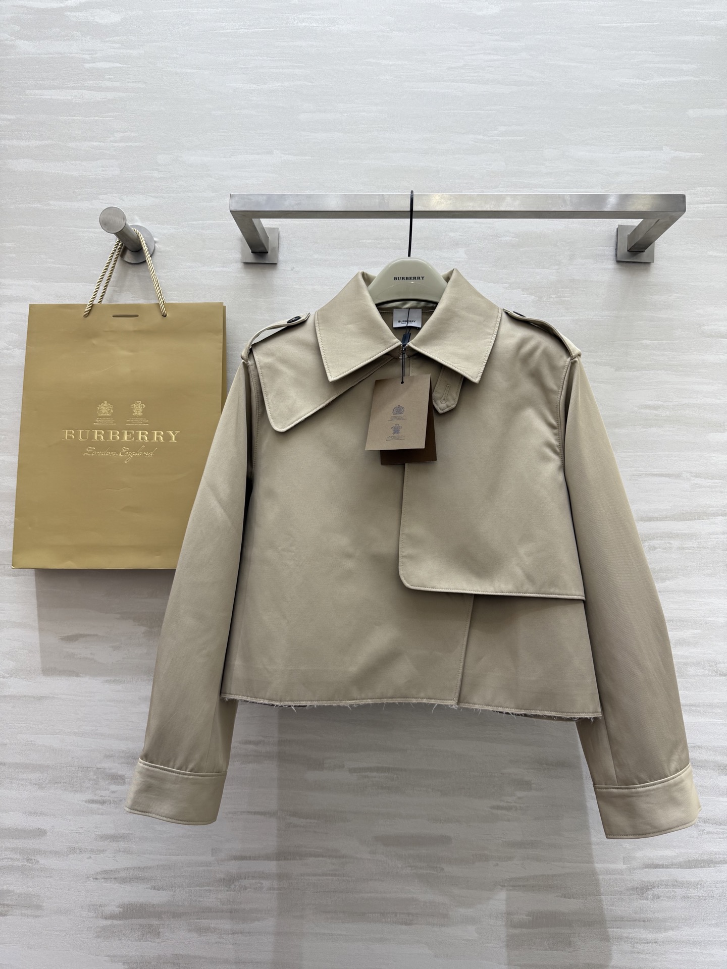 NO:321280,#Burberr early spring new style short British style minimalist windbreaker jacket high quality spot first-time sizeS/M/L (M size bust 100, 54 length) 69894, ,burberry, jackets & coats,alexander wang19860909#Burberr早春新款 短款英伦风极简风衣外套 高品质 现货首发sizeS/M/L（M码胸围100,衣长54）69894,,burberry,jackets & coats,alexander wang,Women's clothing