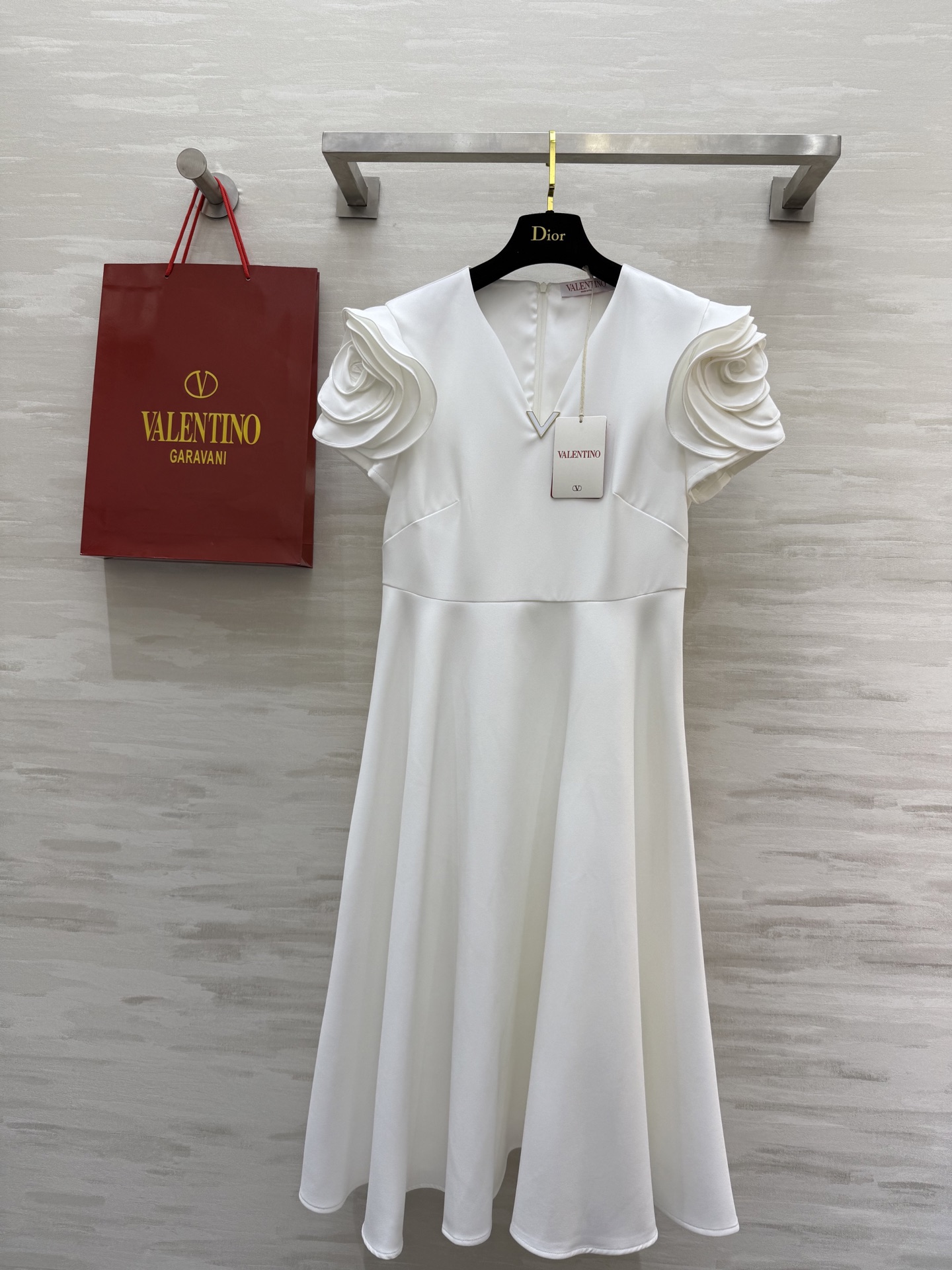 NO:322381,#VALENTIN spring and summer new style heavy industry flower sleeve dress high quality spot first-time sizeS/M/L (M size shoulder width 38, bust 86, waist 76, skirt length 107), valentino, skirt 1kirts, alexander wang19860909#VALENTIN春夏新款 重工花朵袖连衣裙 高品质 现货首发sizeS/M/L（M码肩宽38,胸围86,腰围76,裙长107）,,valentino,skirts,alexander wang,Women's clothing