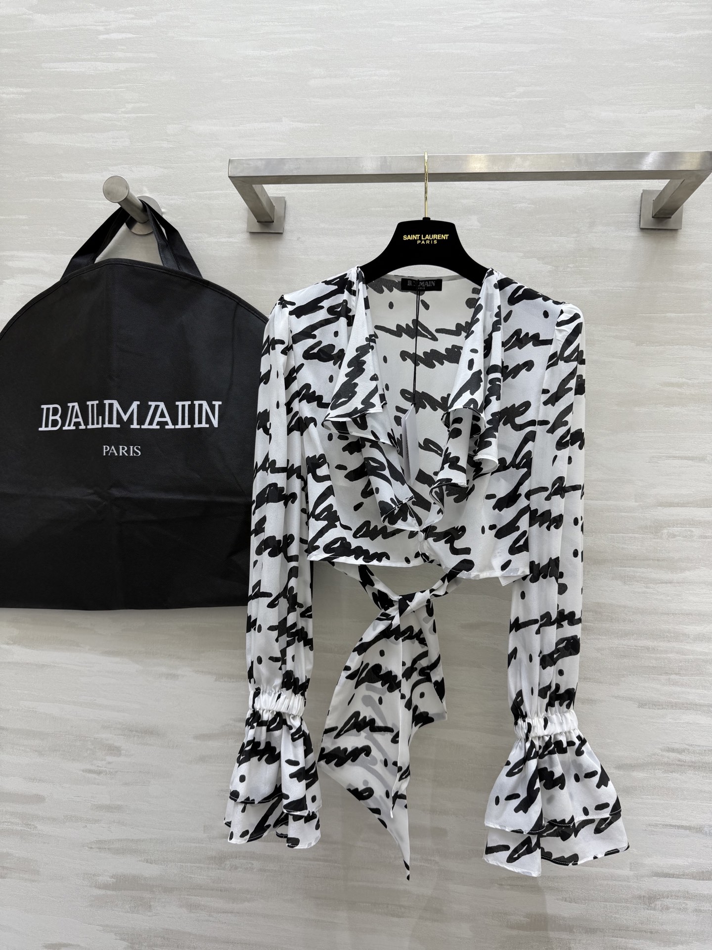 NO:322386,#BALMAI Spring and Summer New Style Silk Puff Sleeve Shirt Customized Silk Texture High Quality Spot First-time SizeS/M/L (M Size Shoulder Width 37, Bust 94, Clothes Length 40) 6, balmain, real silk, alexander wang19860909#BALMAI春夏新款 真丝泡泡袖衬衣 定制真丝质地 高品质 现货首发sizeS/M/L（M码肩宽37,胸围94,衣长40）6,,balmain,real silk,alexander wang,Women's clothing
