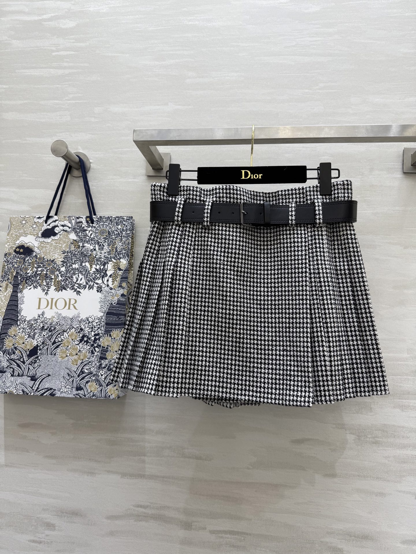 NO:322411,#DIO spring and summer new style houndstooth pattern pleated skirt delivery belt high quality spot first size36/38/40 (38 size waist 74, skirt length 39) 6,,dior, skirts,alexander wang19860909#DIO春夏新款 千鸟格图案压褶半裙 配送腰带 高品质 现货首发size36/38/40（38码腰围74,裙长39）6,,dior,skirts,alexander wang,Women's clothing