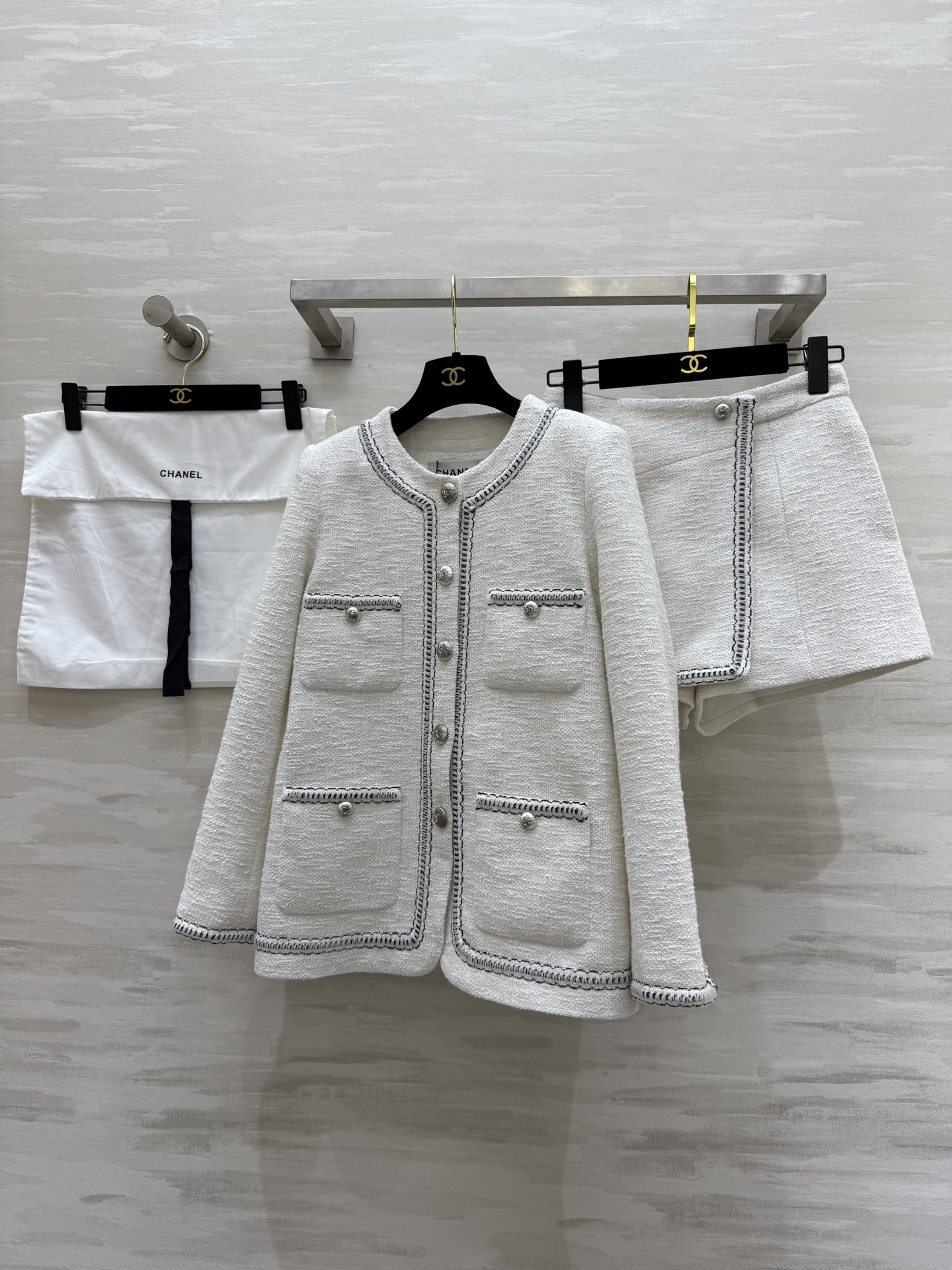 NO:322420,#Chane Vacation Series New Style Inner Silk Customized Opening Small Flavor Buckle High Quality Spot First-time Size36/38/40 (36 size shoulder width 34, bust 94, 67 clothes length, shorts waist 68, hip 84, trousers length 39) Jacket, shorts, chanel, shorts, jackets & coats, real silk, alexander wang19860909#Chane度假系列新款 内里真丝 定制开模小香扣 高品质 现货首发size36/38/40（36码肩宽34,胸围94,衣长67,短裤腰围68,臀围84,裤长39）外套,短裤,,chanel,shorts,jackets & coats,real silk,alexander wang,Women's clothing