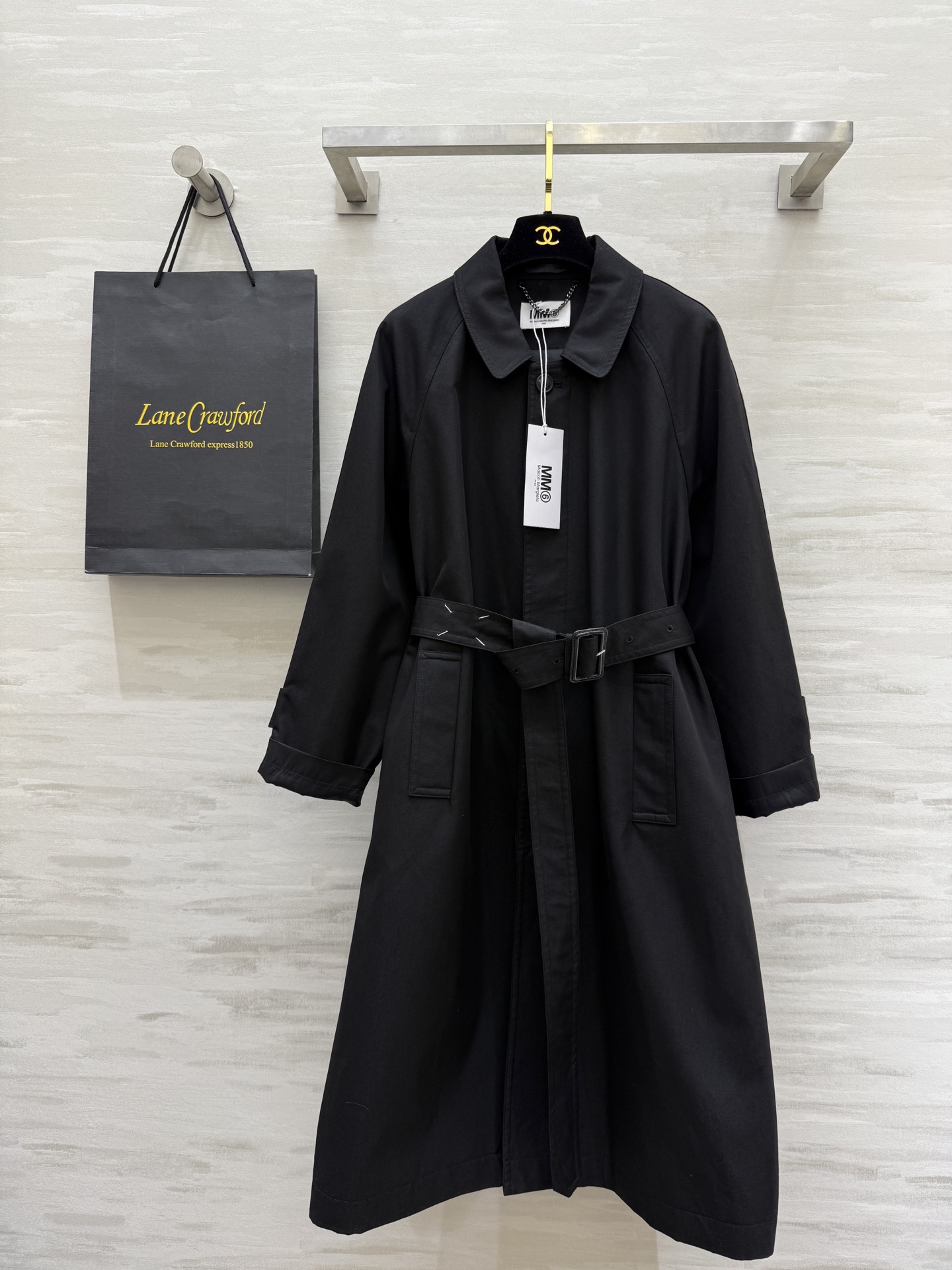 NO:322427,#MM6/Majila's popular slack windbreaker, huge and versatile, huge and beautiful waist style, slightly glossy fabric, with a sense of atmosphere, seemingly simple items, the more exquisite the tailoring, the broader the upper body feels, instantly improving temperament!  Long windbreaker jacket must try!  High-quality customization Spot first-time sizeS/M/L (M size bust 100, 112 length) 6,,masion margiela,masion margiela,jackets & coats,alexander wang19860909#MM6/马吉拉爆款松弛感风衣 巨百搭 巨好看的束腰款 微光泽感面料 自带氛围感 看似简单的单品 剪裁越考究 上身的挺阔感 瞬间提升气质！长款风衣外套 一定要尝试！高品质定制 现货首发sizeS/M/L（M码胸围100,衣长112）6,,masion margiela,masion margiela,jackets & coats,alexander wang,Women's clothing