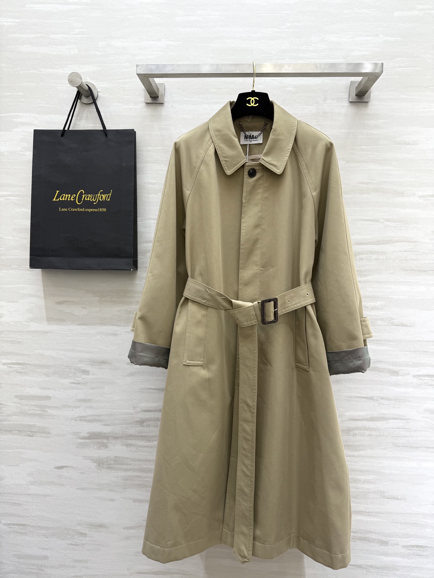 NO:322421,#MM6/Majila's popular slack windbreaker, huge and versatile, huge and beautiful waist style, slightly glossy fabric, with a sense of atmosphere, seemingly simple items, the more exquisite the tailoring, the broader the upper body feels, instantly improving temperament!  Long windbreaker jacket must try!  High-quality customization Spot first-time sizeS/M/L (M size bust 100, 112 length),,masion margiela,masion margiela,jackets & coats,alexander wang19860909#MM6/马吉拉爆款松弛感风衣 巨百搭 巨好看的束腰款 微光泽感面料 自带氛围感 看似简单的单品 剪裁越考究 上身的挺阔感 瞬间提升气质！长款风衣外套 一定要尝试！高品质定制 现货首发sizeS/M/L（M码胸围100,衣长112）,,masion margiela,masion margiela,jackets & coats,alexander wang,Women's clothing