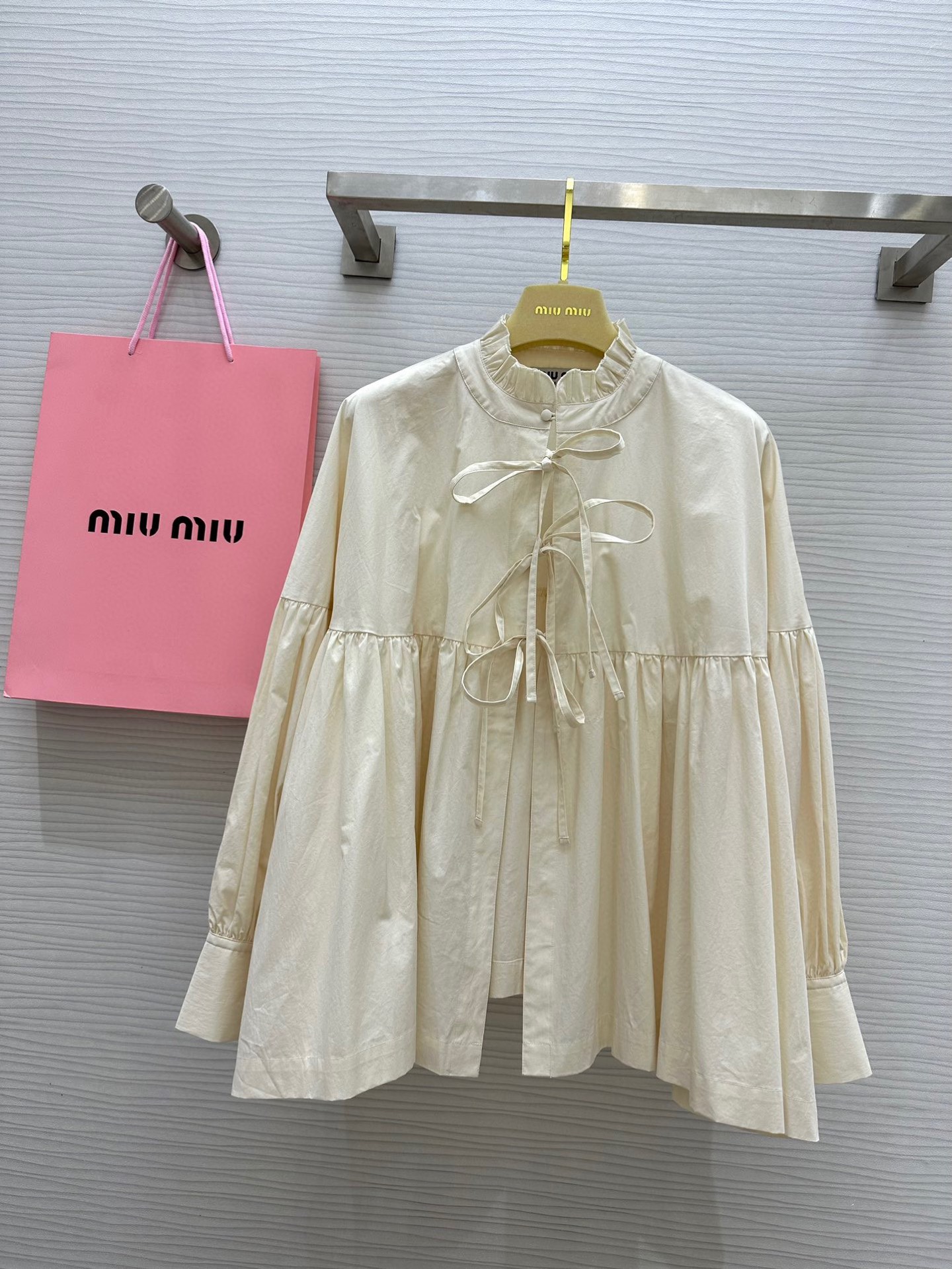 NO:322969,#Miumi retro palace style doll shirt, sweet bow tie, front and back two-wear design, one piece of clothing creates multiple styles, customized pure cotton texture, skin-friendly and comfortable, high-quality spot first-time sizeS/M/L (,,miumiu,alexander wang19860909#Miumi复古宫廷风娃娃款衬衣 甜美蝴蝶结系带 前后两穿设计 一件衣服打造变化多重风格 定制纯棉质地亲肤舒适 高品质现货首发sizeS/M/L（,,miumiu,alexander wang,Women's clothing