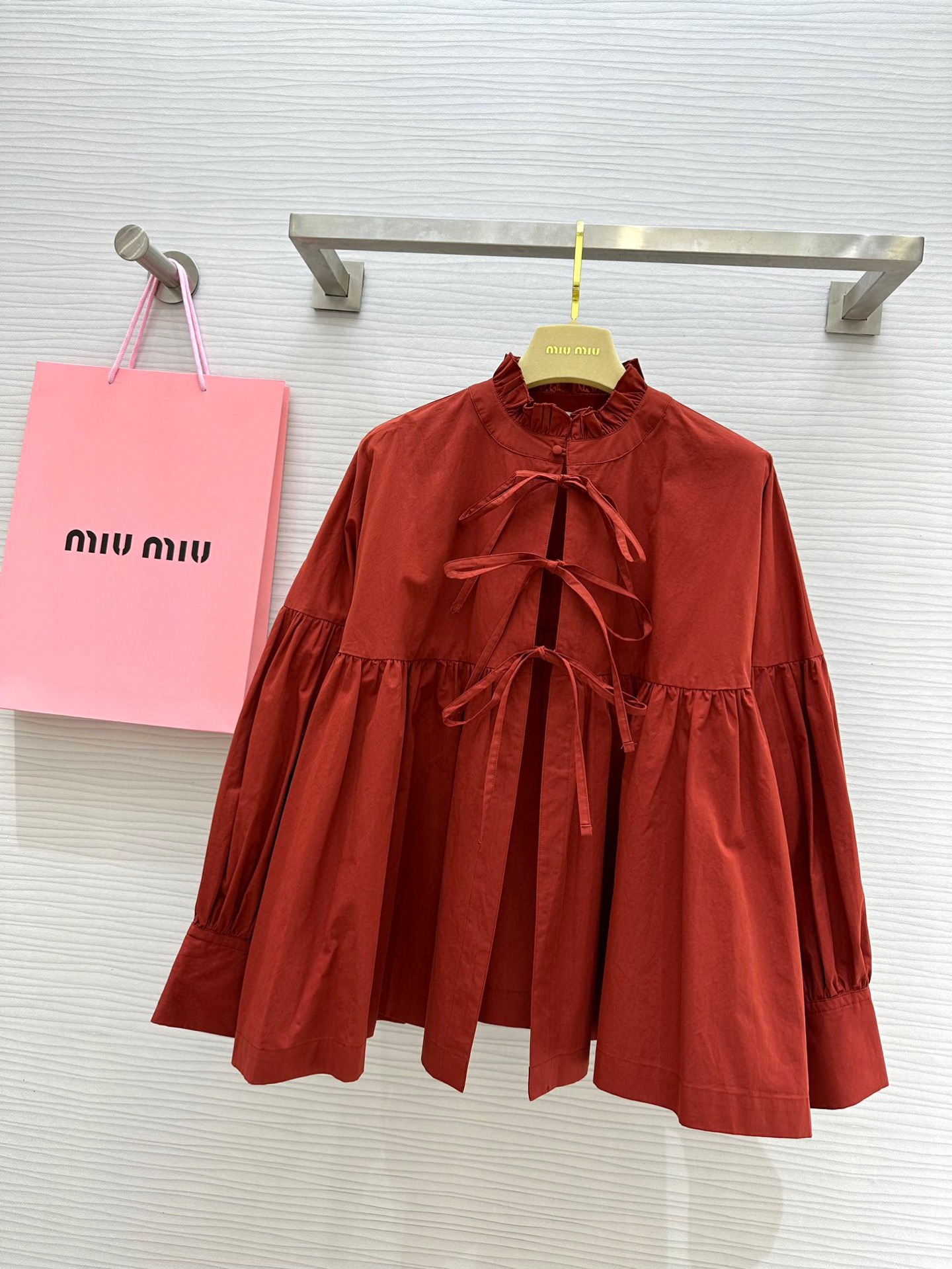 NO:322973,#Miumi retro palace style doll shirt, sweet bow tie, front and back two-wear design, one piece of clothing creates multiple styles, customized pure cotton texture, skin-friendly and comfortable, high-quality spot first-time sizeS/M/,,miumiu,alexander wang19860909#Miumi复古宫廷风娃娃款衬衣 甜美蝴蝶结系带 前后两穿设计 一件衣服打造变化多重风格 定制纯棉质地亲肤舒适 高品质现货首发sizeS/M/,,miumiu,alexander wang,Women's clothing
