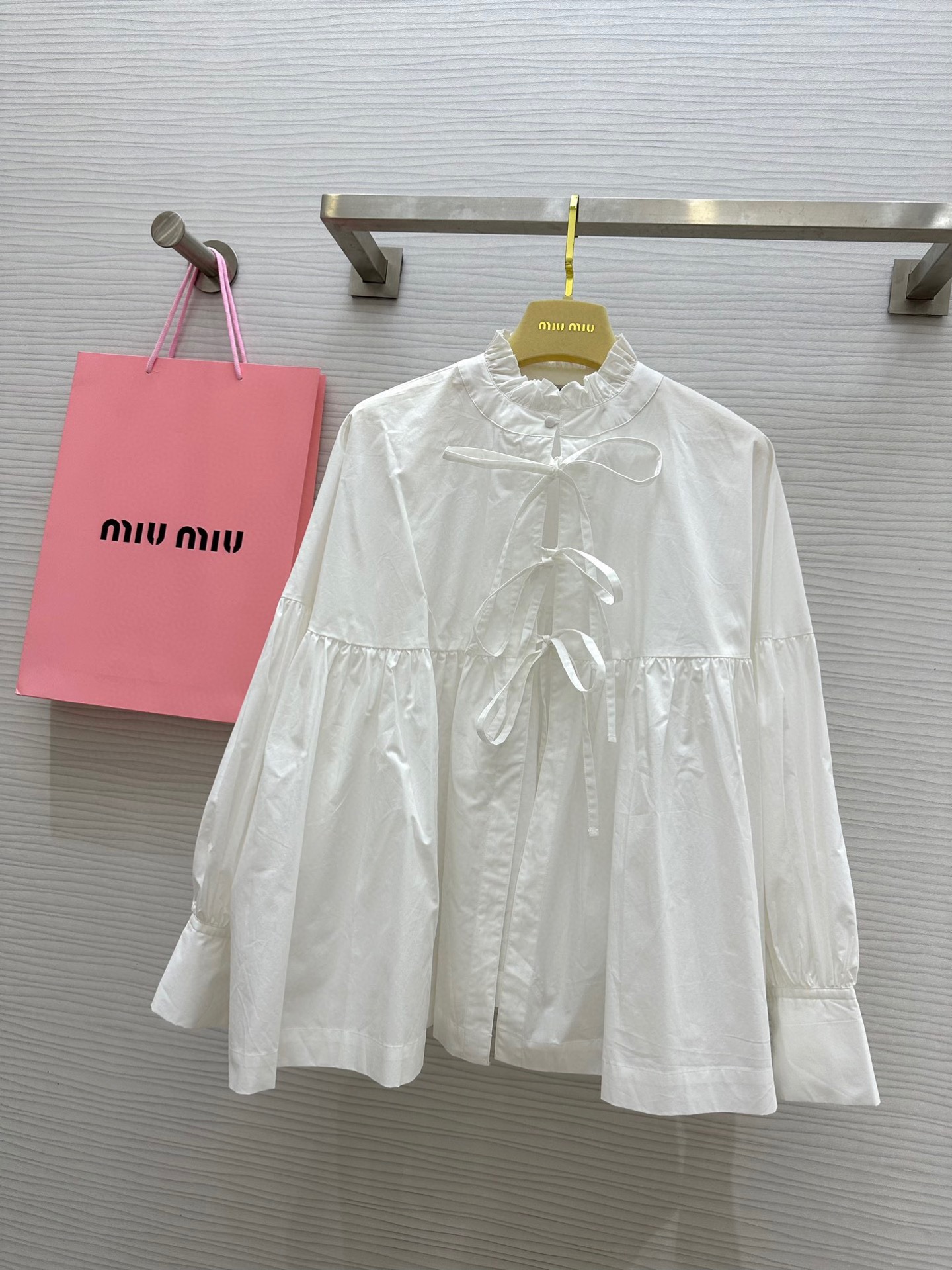 NO:322977,#Miumi retro palace style doll shirt, sweet bow tie, front and back two-wear design, one piece of clothing creates multiple styles, customized pure cotton texture, skin-friendly and comfortable, high-quality spot first-time sizeS/M/L,,miumiu,alexander wang19860909#Miumi复古宫廷风娃娃款衬衣 甜美蝴蝶结系带 前后两穿设计 一件衣服打造变化多重风格 定制纯棉质地亲肤舒适 高品质现货首发sizeS/M/L,,miumiu,alexander wang,Women's clothing