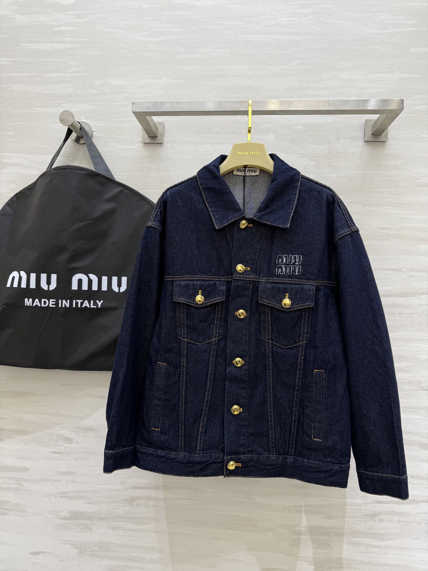 NO:323482,#Miumi letter patch embroidered denim jacket High quality spot first-time sizeS/M/L (M size shoulder width 50, bust 102, length 65),,miumiu, jackets & coats,alexander wang19860909#Miumi字母贴布绣牛仔外套 高品质 现货首发sizeS/M/L（M码肩宽50,胸围102,衣长65),,miumiu,jackets & coats,alexander wang,Women's clothing