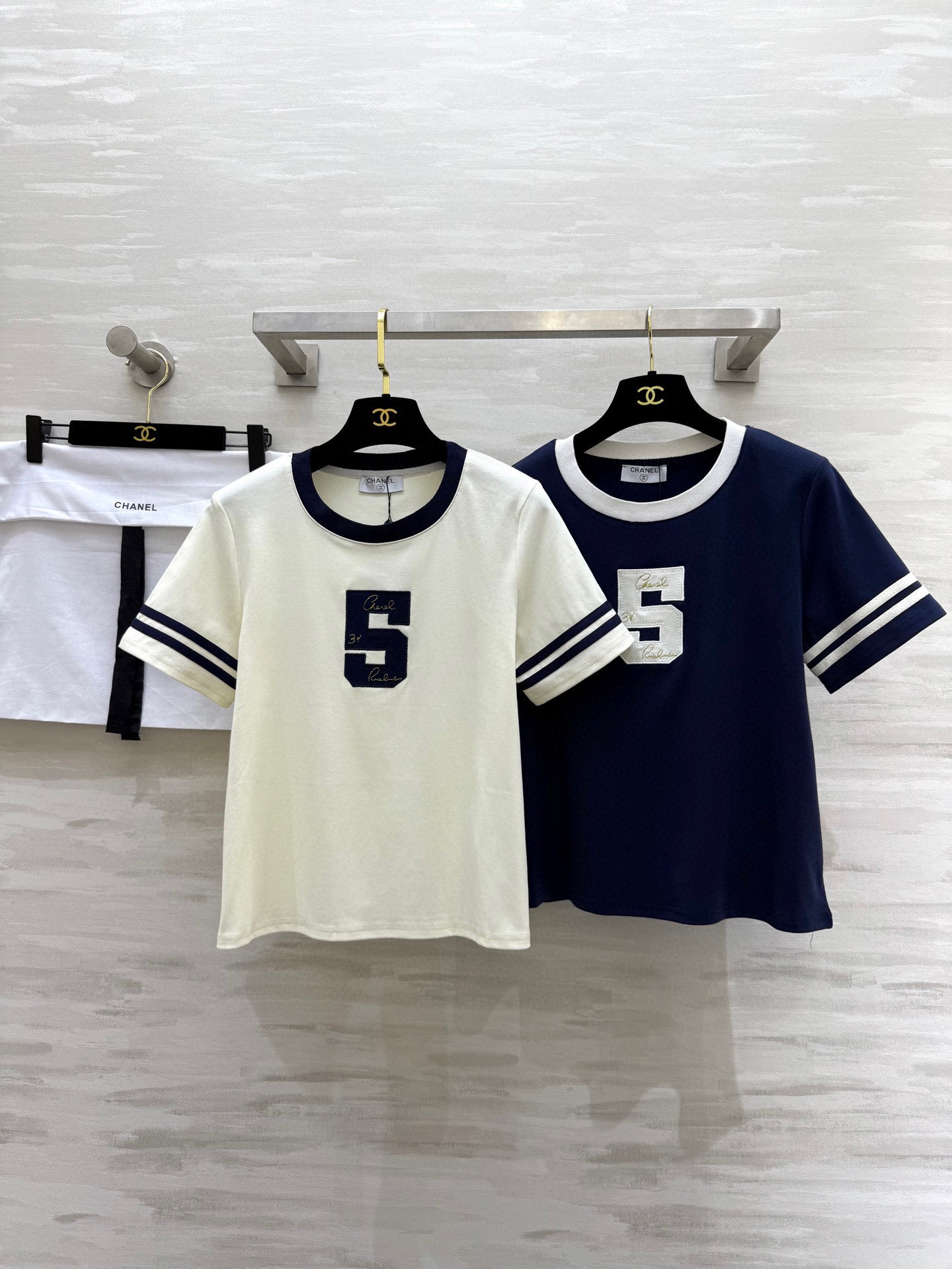NO:323495,#Chane Spring and Summer New Style Classic No. 5 Three-dimensional Appliance Embroidered T-shirt Matched with Gold Line Crafts Front Shoulder Slim Style High Quality Spot First-time SizeS/M/L (M Size M Shoulder Width 38, Bust 96, Clothes Length 56), Chanel,tees, t-shirt,alexander wang19860909#Chane春夏新款 经典5号立体贴布绣T恤 搭配金线工艺 正肩修身版型 高品质 现货首发sizeS/M/L（M码肩宽38,胸围96,衣长56）,,chanel,tees，t-shirt,alexander wang,Women's clothing