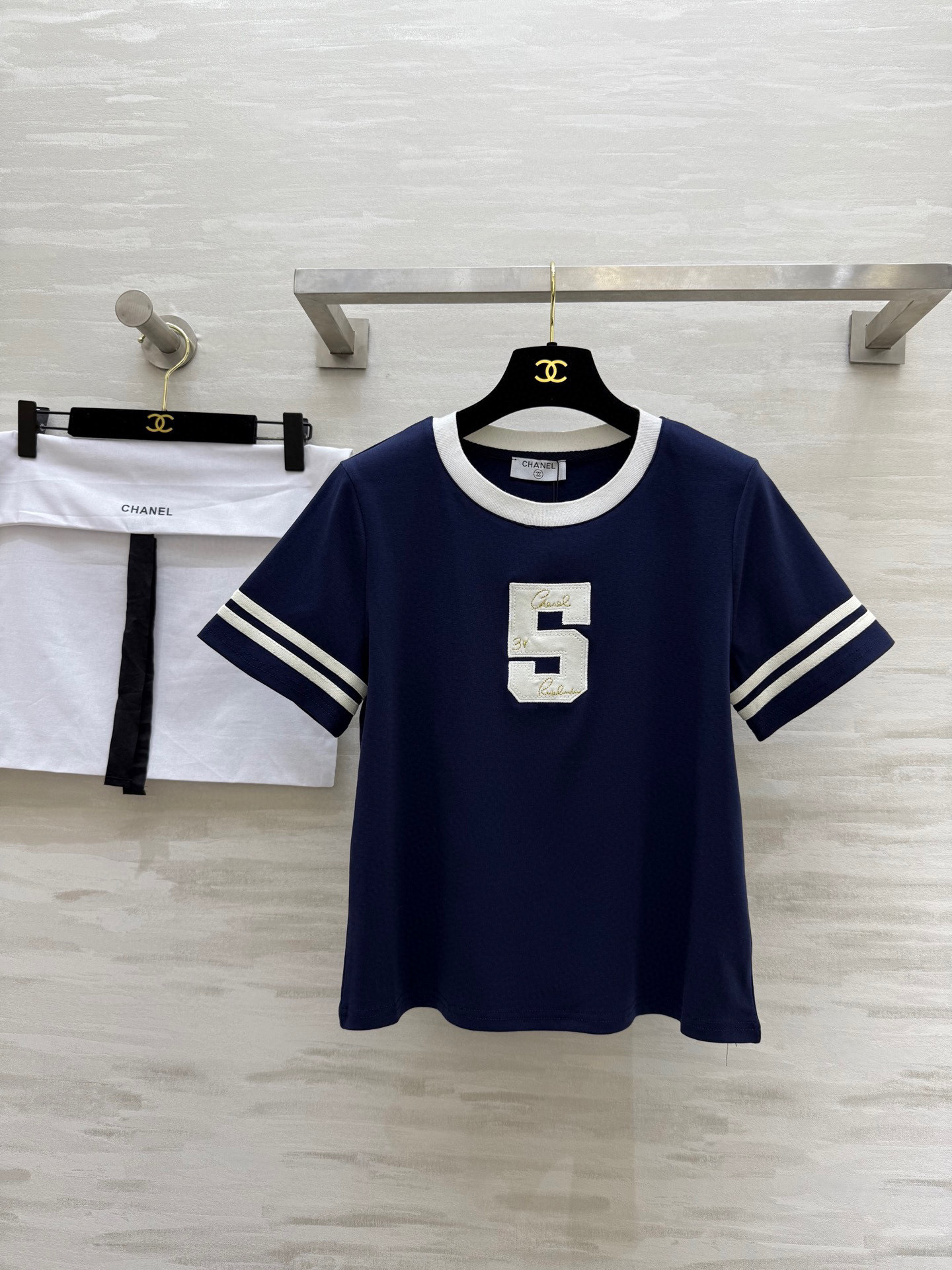NO:323501,#Chane Spring and Summer New Style Classic No. 5 Three-dimensional Appliance Embroidered T-shirt Matched with Gold Line Crafts Front Shoulder Slim Style High Quality Spot First-time SizeS/M/L (M Size M Shoulder Width 38, Bust 96, Clothes Length 56), Chanel,tees, t-shirt,alexander wang19860909#Chane春夏新款 经典5号立体贴布绣T恤 搭配金线工艺 正肩修身版型 高品质 现货首发sizeS/M/L（M码肩宽38,胸围96,衣长56）,,chanel,tees，t-shirt,alexander wang,Women's clothing