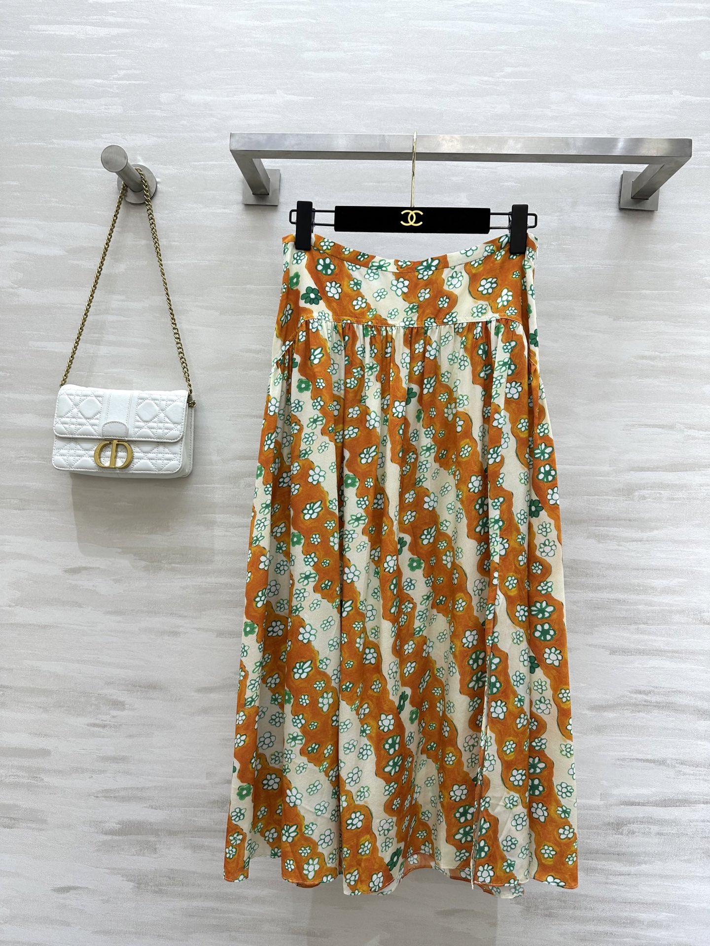 NO:324104,#Maxmar New style silk floral skirt, fashionable and young, matched with various tops, can create a different feeling, comfortable and refreshing summer outfit, and very colorful skirt, high-quality spot first-time sizeM/L/XL (M size waist 70, skirt length 82), skirts, real silk, alexander wang19860909#Maxmar新款 真丝碎花半裙 花色时髦年轻 搭配各种上衣 都能穿出不同的感觉 夏季穿搭舒适清爽 且非常添彩的半裙 高品质现货首发sizeM/L/XL（M码腰围70,裙长82）,,skirts,real silk,alexander wang,Women's clothing