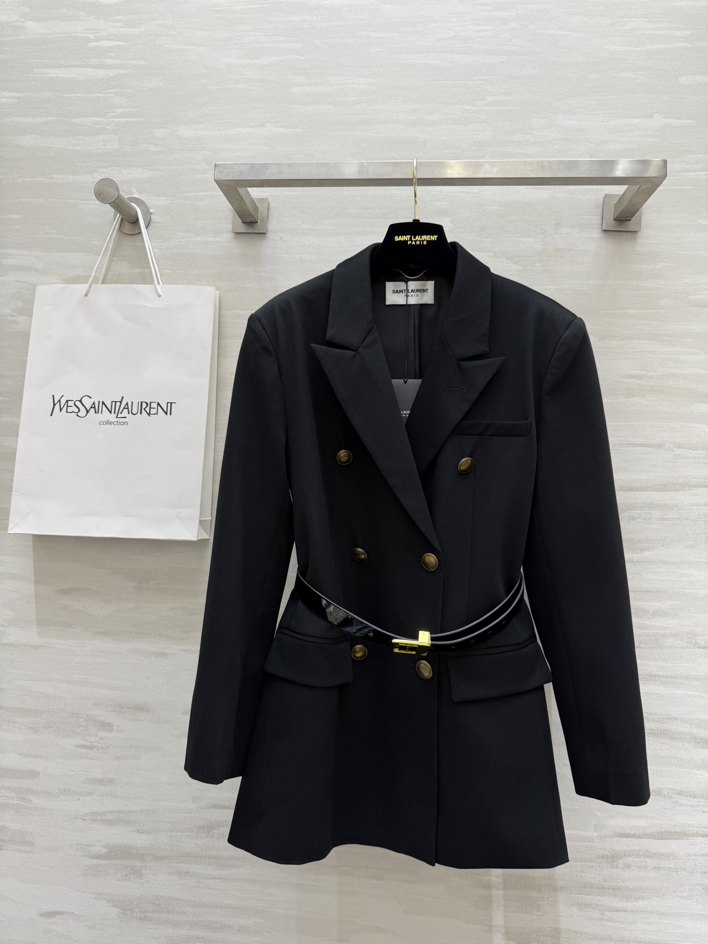 NO:324686,#YSL gold buckle Brayer suit The Brayer suit that was sold out of stock at the beginning of the year is a very waist-looking exquisite suit jacket inspired by the British Navy. Young and fashionable must-have items. High-quality customization. Spot sizeS/M/L (M size shoulder width 40, bust 104, length 73),,saint laurent,jackets & coats,business suit,alexander wang19860909#YSL金扣布雷泽西装 专柜开年就卖到断货的布雷泽金扣西装 非常显腰身的一款 精致西装外套 灵感来源于英国海军 年轻时髦必备单品 高品质定制 现货首发sizeS/M/L（M码肩宽40,胸围104,衣长73）,,saint laurent,jackets & coats,business suit,alexander wang,Women's clothing