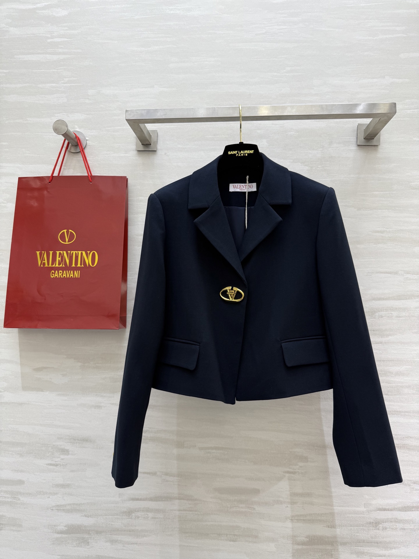 NO:324692,#Valentin metal V letter logo button decorative short jacket high quality customization spot first-time sizeS/M/L (M size shoulder width 39, bust 96, length 47), valentino, jackets & coats, alexander wang19860909#Valentin金属V字母logo扭扣装饰短款外套 高品质定制 现货首发sizeS/M/L（M码肩宽39,胸围96,衣长47）,,valentino,jackets & coats,alexander wang,Women's clothing