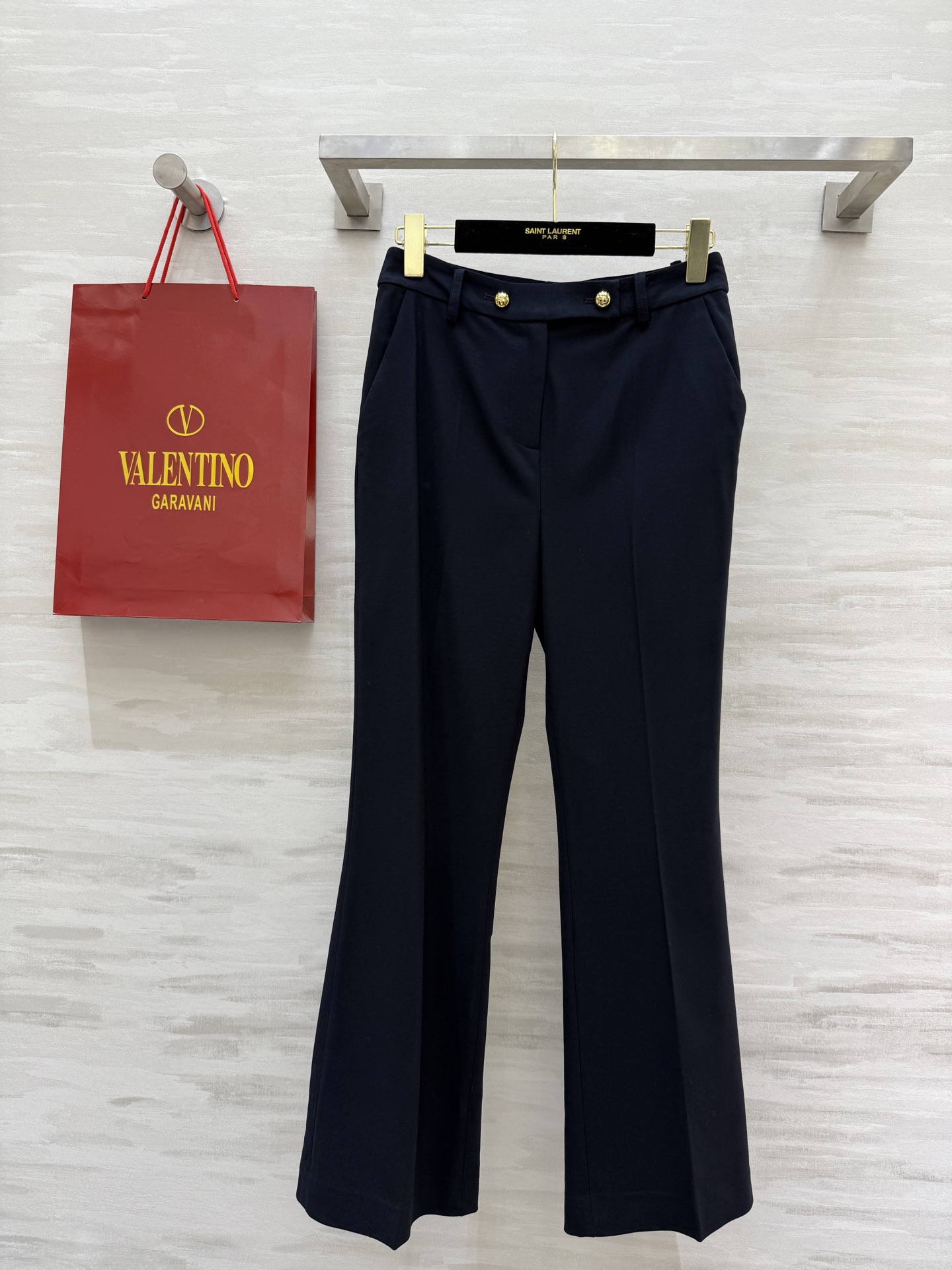 NO:324690,#Valentin metal V letter logo button decorative micro-flare trousers high quality customization spot first-time sizeS/M/L (M size waist 70, hip 90, pants length 100), valentino, alexander wang19860909#Valentin金属V字母logo扭扣装饰微喇西裤 高品质定制 现货首发sizeS/M/L（M码腰围70,臀围90,裤长100）,,valentino,alexander wang,Women's clothing