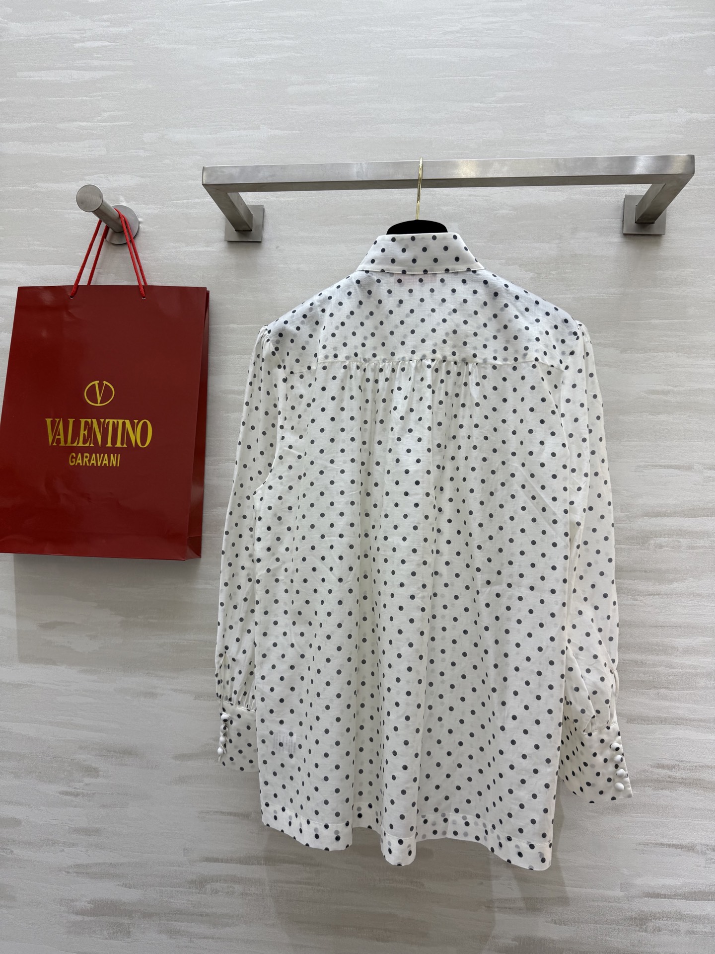 #VALENTIN♡²⁵春夏新款 波点天丝衬衣 有着优雅复古 面料和版型都菲常赞！高级感的漂亮！经典法式