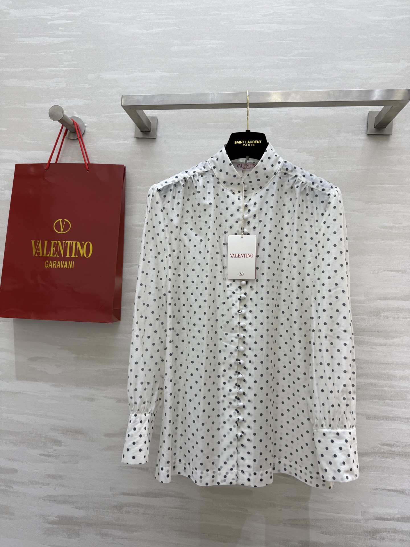 #VALENTIN♡²⁵春夏新款 波点天丝衬衣 有着优雅复古 面料和版型都菲常赞！高级感的漂亮！经典法式