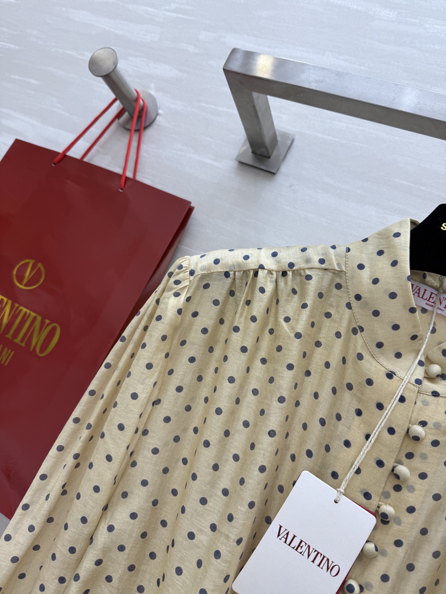 #VALENTIN♡²⁵春夏新款 波点天丝衬衣 有着优雅复古 面料和版型都菲常赞！高级感的漂亮！经典法式