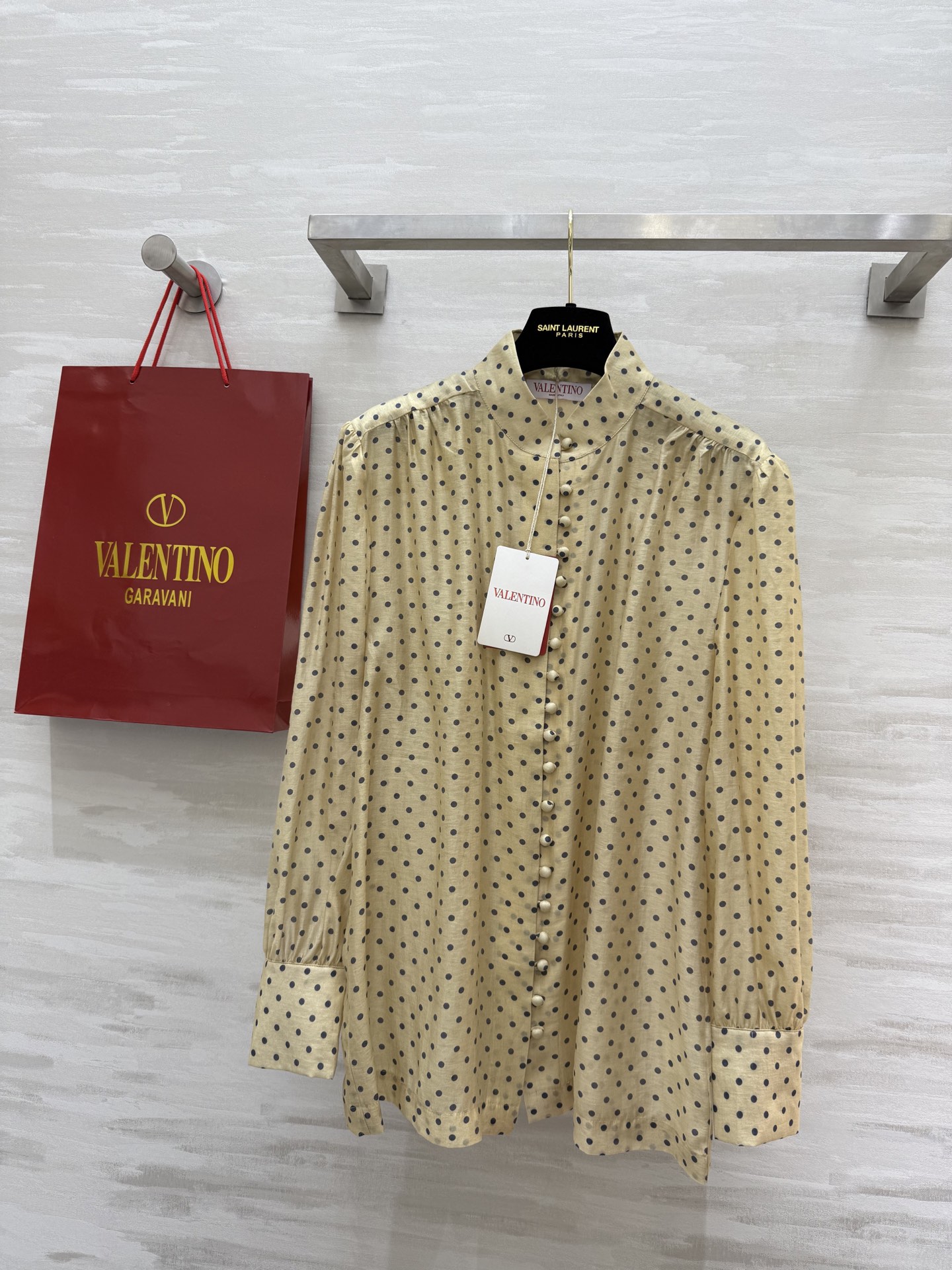 #VALENTIN♡²⁵春夏新款 波点天丝衬衣 有着优雅复古 面料和版型都菲常赞！高级感的漂亮！经典法式