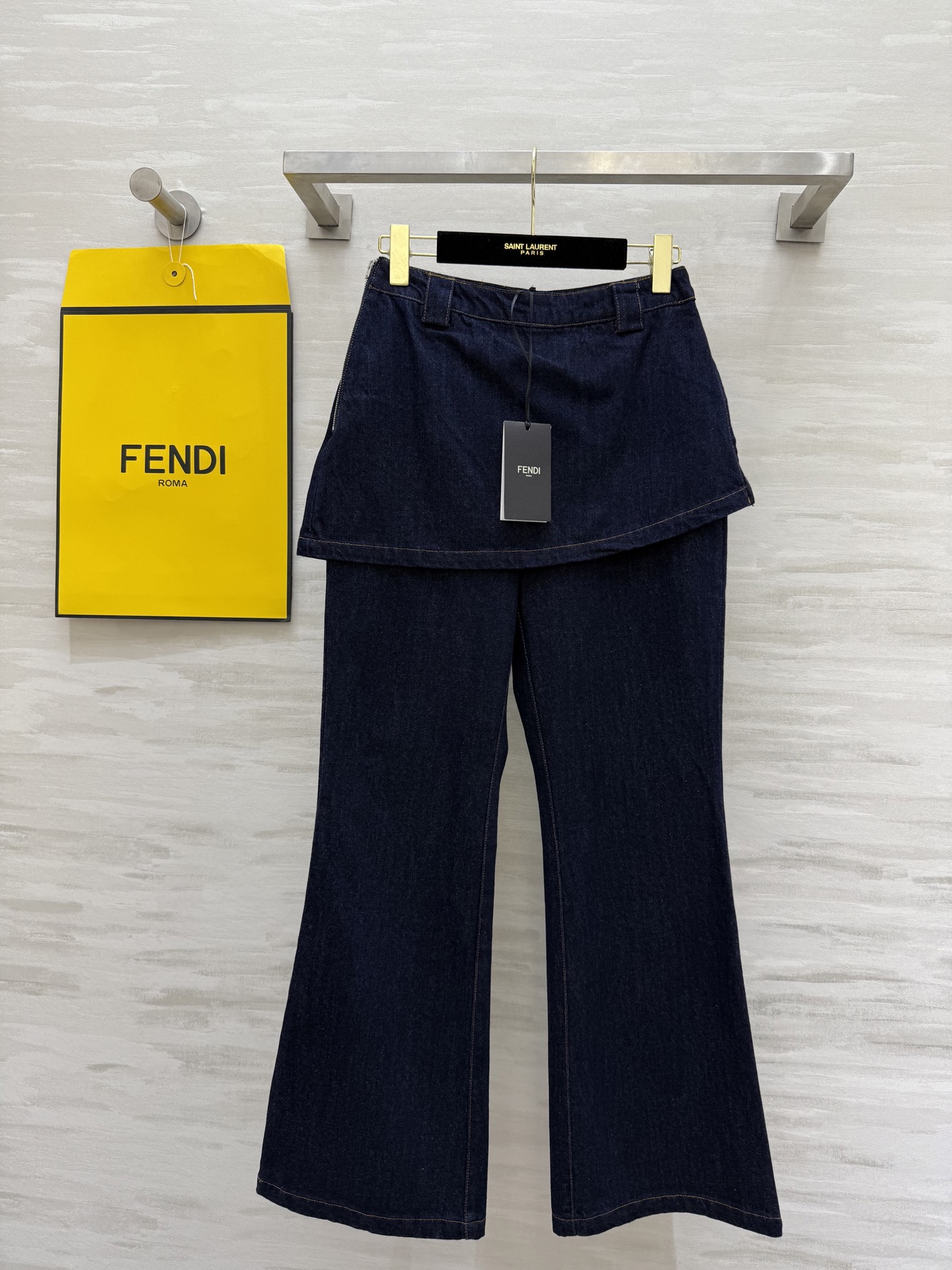 NO:324707,#FEND Spring and Summer New Style Fake Two-Piece Design Jeans Three-dimensional Cut Pants Style is Very Slim, Personalized Fake Two-Piece Design is Fashionable and Fashionable High Quality Spot First-Selling SizeS/M/L (M Size 70 waist circumference, 104 pants length), Fendi, jeans, alexander wang19860909#FEND春夏新款 假两件设计牛仔裤 立体剪裁裤型非常显瘦 个性假两件设计时髦洋气 高品质 现货首发sizeS/M/L（M码腰围70,裤长104）,,fendi,jeans,alexander wang,Women's clothing