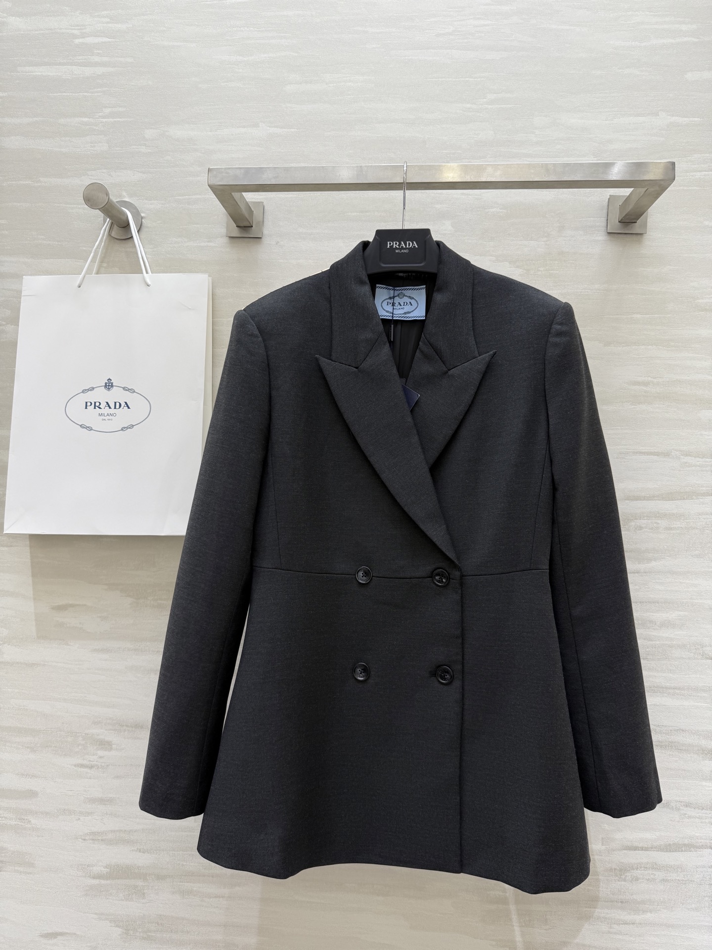 NO:325190,#Prad spring and summer new style waist-closing suit jacket The vertical pattern on the back is fashionable and unique. The three-dimensional tailored waist-closing style is very slim. High-quality customization. Spot sizeS/M/L (M size shoulder width 41, bust 94, and length 73), prada, jackets & coats, alexander wang19860909#Prad春夏新款 收腰西服外套 后背竖纹设计时髦有个性 立体剪裁收腰版型上身非常显瘦 高品质定制 现货首发sizeS/M/L（M码肩宽41,胸围94,衣长73）,,prada,jackets & coats,alexander wang,Women's clothing