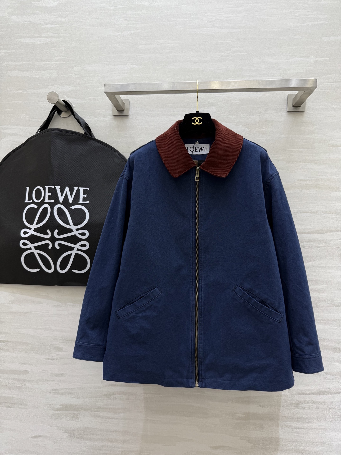 NO:325196,#LOEW Old Qian Gao Zhifeng spliced ​​corduroy collar cotton jacket Corduroy collar is older and more casual. The lining is plaid and doubles the comfort. High-quality customization. Spot sizeS/M/L (M size shoulder width 38, bust 116, length 66), loewe, jackets & coats, alexander wang19860909#LOEW老钱高智风拼接灯芯绒领棉质外套 灯芯绒领子更老钱休闲 内衬为格纹设计 舒适感加倍 高品质定制 现货首发sizeS/M/L（M码肩宽38,胸围116,衣长66）,,loewe,jackets & coats,alexander wang,Women's clothing