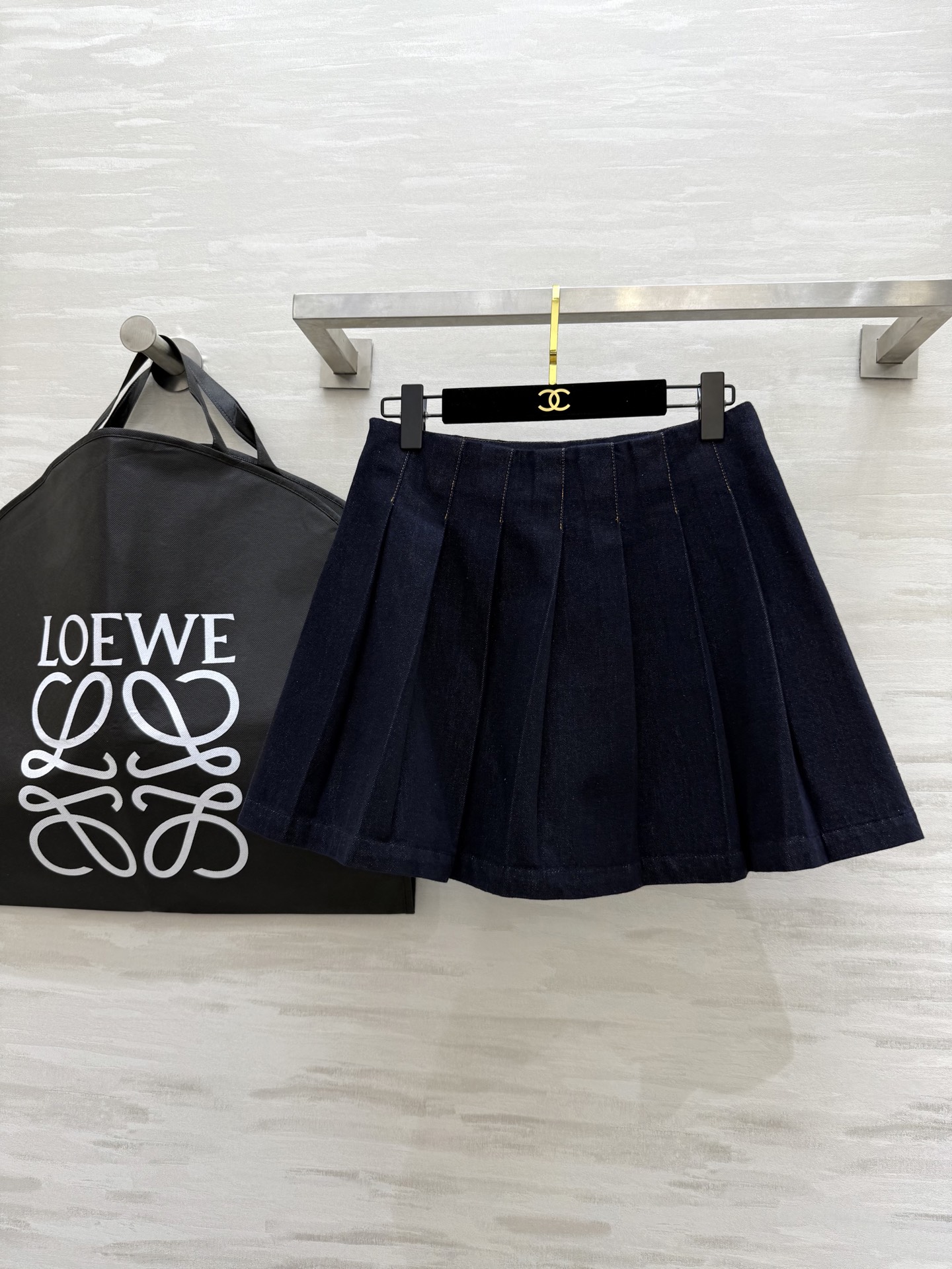 NO:325179,#Loew spring and summer new pleated denim skirt retro American style high-quality customization spot first-time sizeS/M/L (M size waist 70, skirt length 40), loewe, skirt 40, alexander wang19860909#Loew春夏新款百褶牛仔半裙 复古美式学院风 高品质定制 现货首发sizeS/M/L（M码腰围70,裙长40）,,loewe,skirts,alexander wang,Women's clothing