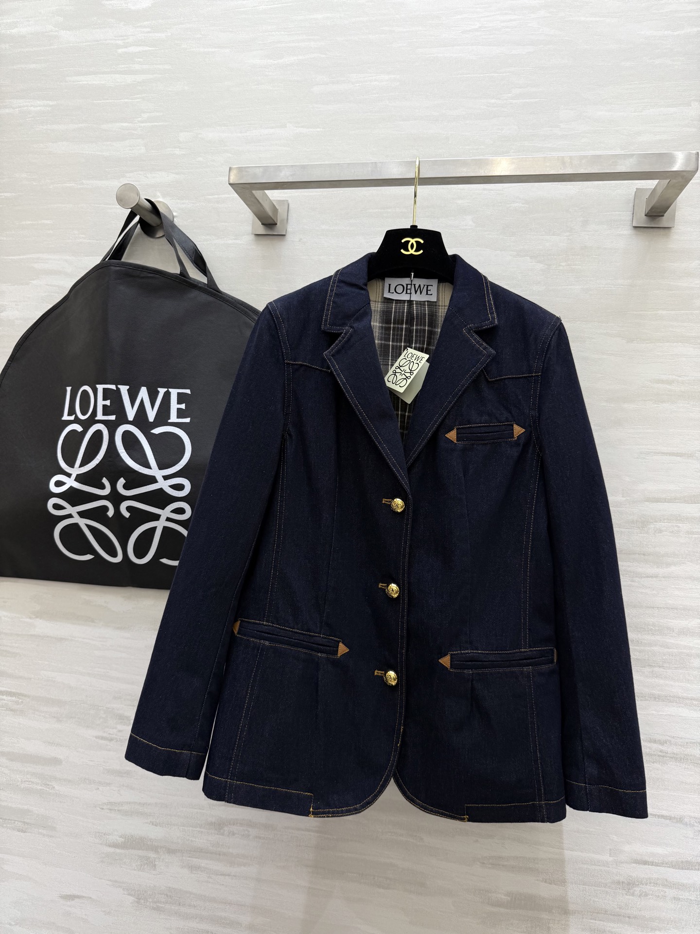 NO:325174,#Loew spring and summer new style denim fabric blazer denim washing texture denim material retro crisp and stylish high-quality customization spot first-time sizeS/M/L (M size shoulder width 37, bust 90, length 66), loewe, jackets & coats, business suit, alexander wang19860909#Loew春夏新款 牛仔面料西装外套 丹宁水洗质感感 牛仔材质复古挺括有型 高品质定制 现货首发sizeS/M/L（M码肩宽37,胸围90,衣长66）,,loewe,jackets & coats,business suit,alexander wang,Women's clothing