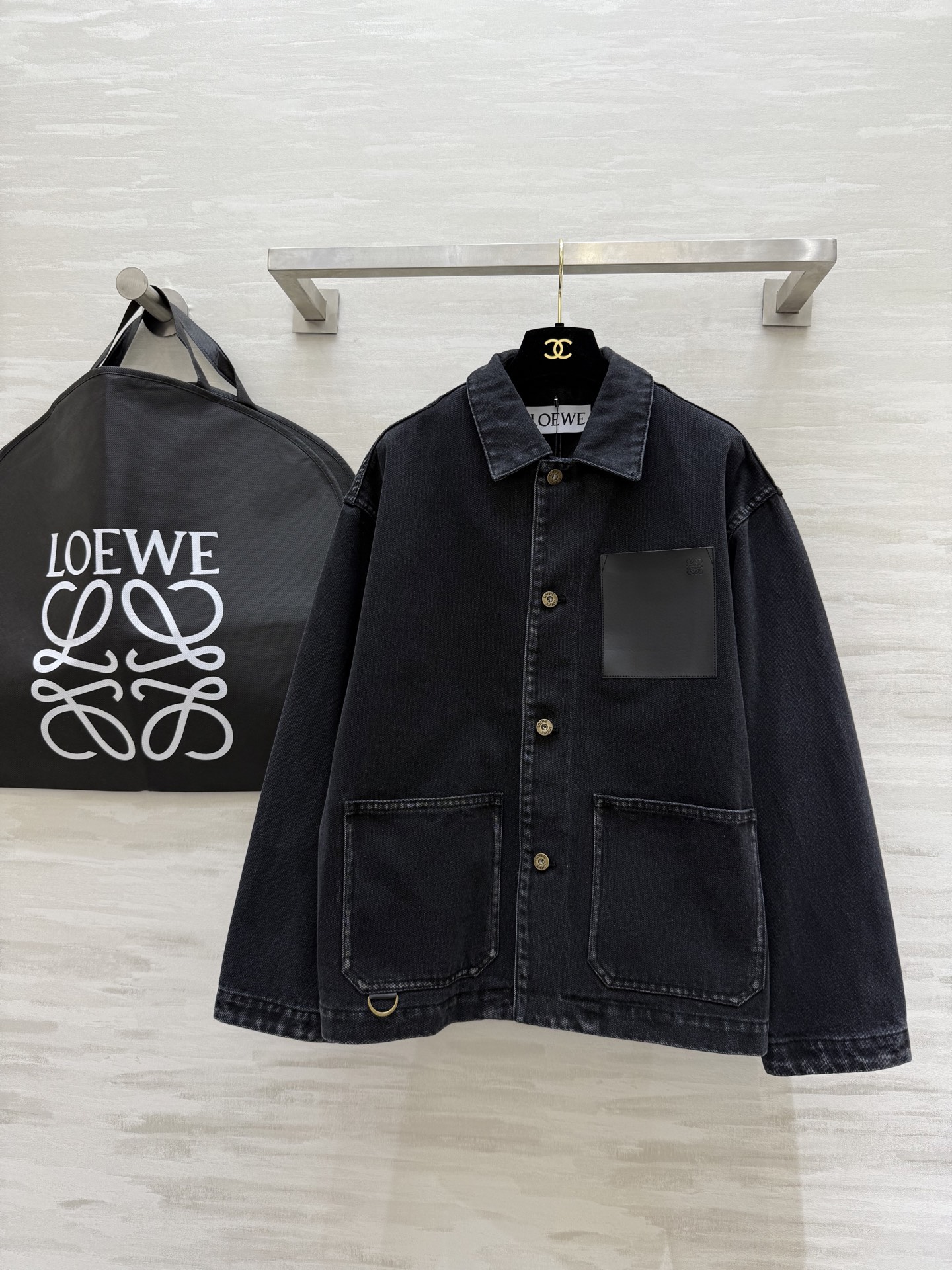 NO:325182,#Loew Spring and Summer New Style Leather Brand Decoration Fashionable Loose Edition Denim Jacket High Quality Customization Spot First-time SizeS/M/L (M Size 51 Shoulder Width, Bust 112, Clothes Length 65), Loewe, Jackets & Coats, Alexander Wang19860909#Loew春夏新款 皮牌装饰时髦宽松版牛仔外套 高品质定制 现货首发sizeS/M/L（M码肩宽51,胸围112,衣长65）,,loewe,jackets & coats,alexander wang,Women's clothing