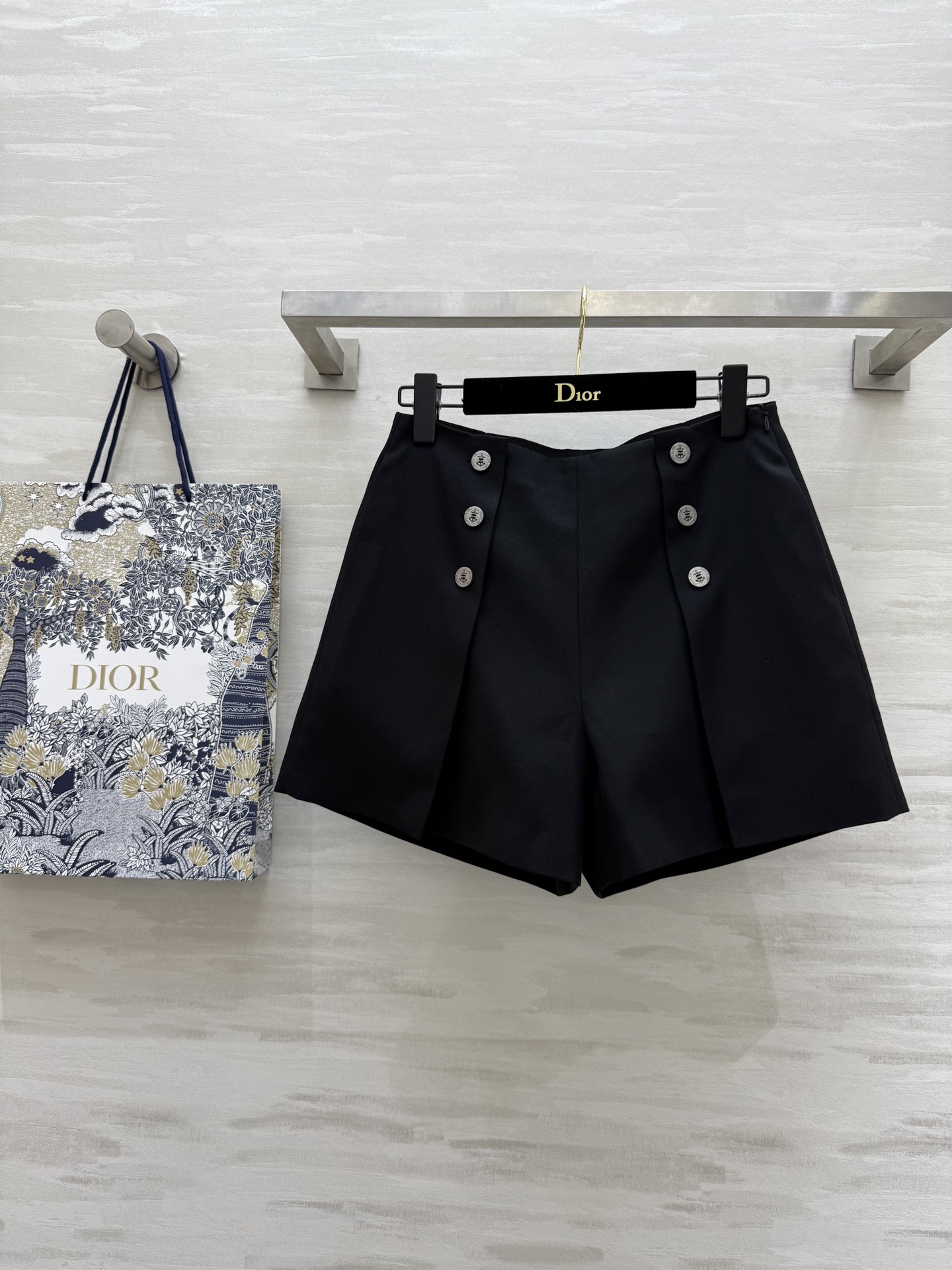 NO:325188,#DIO spring and summer new style silk wool short trousers high quality customization spot first size36/38/40 (38 size waist 70, hip 98, pants length 39), dior, alexander wang19860909#DIO春夏新款 丝毛短款西裤 高品质定制 现货首发size36/38/40（38码腰围70,臀围98,裤长39）,,dior,alexander wang,Women's clothing