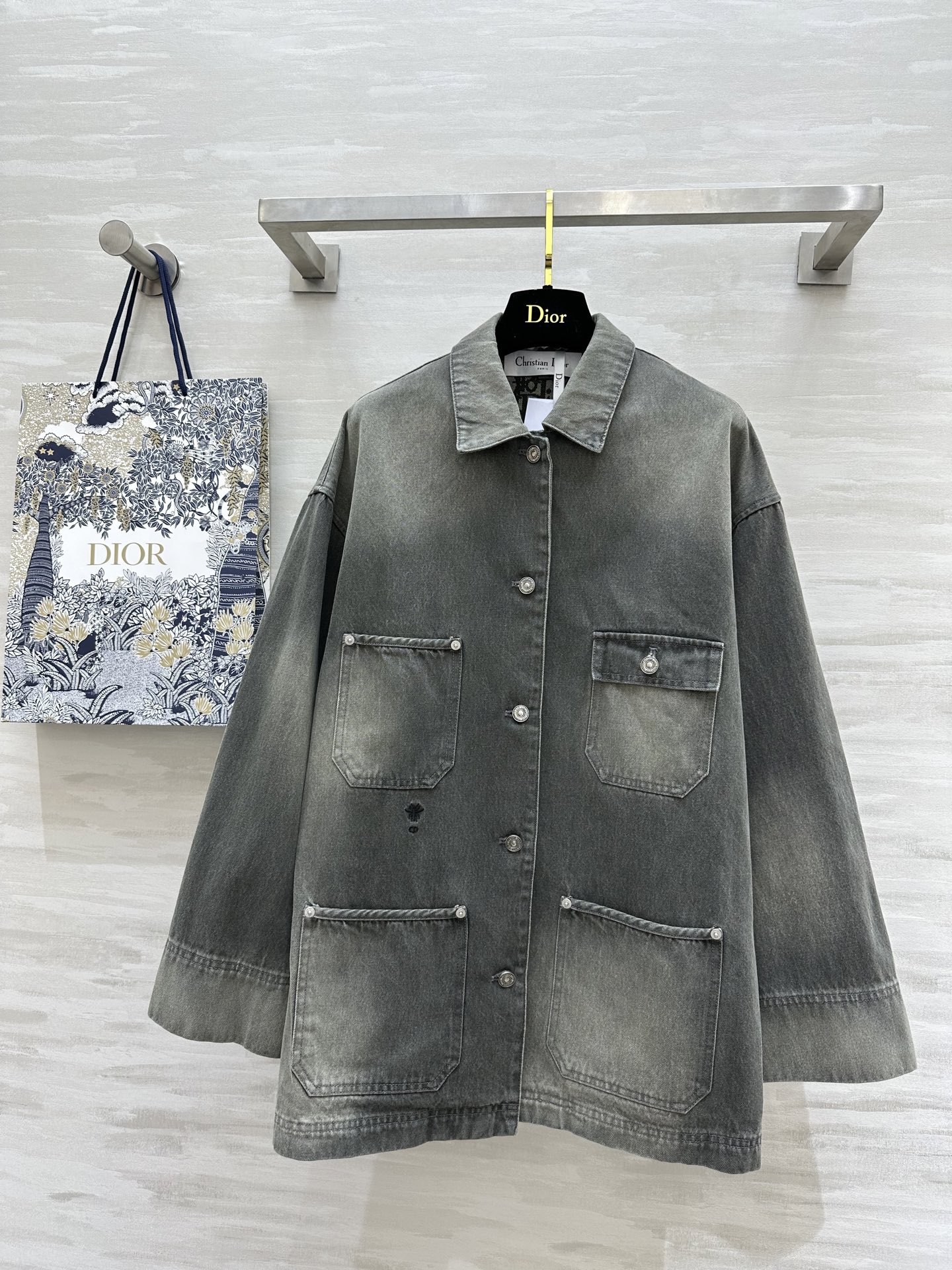 NO:325201,#DIO Spring and Summer New Show Series Heavy Industry Old Workwear Style Denim Jacket High Quality Customized Spot First-time Size36/38/40 (38 size shoulder width 53, bust 112, length 74), Dior, jackets & coats, alexander wang19860909#DIO春夏新款 秀场系列 重工做旧工装风牛仔外套 高品质定制 现货首发size36/38/40（38码肩宽53,胸围112,衣长74）,,dior,jackets & coats,alexander wang,Women's clothing