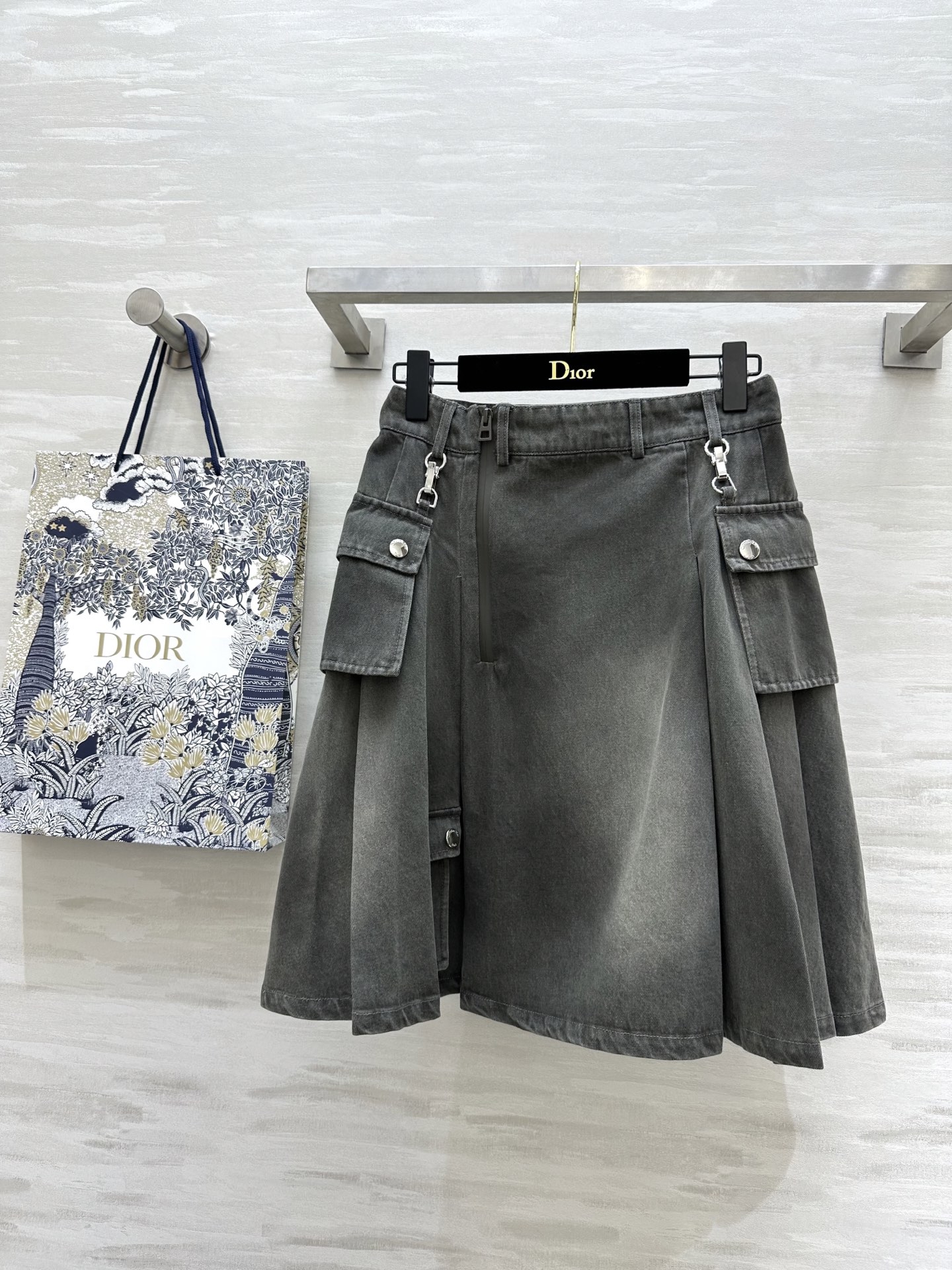 NO:325207,#DIO Spring and Summer New Products, same style for show, heavy work, old gradient wash, fashionable denim skirt, high-quality customization, spot first-time size36/38/40 (38 size waist 70, skirt length 59),,dior, skirts,alexander wang19860909#DIO春夏新品 秀场同款 重工做旧渐变洗水时髦牛仔半裙 高品质定制 现货首发size36/38/40（38码腰围70,裙长59）,,dior,skirts,alexander wang,Women's clothing
