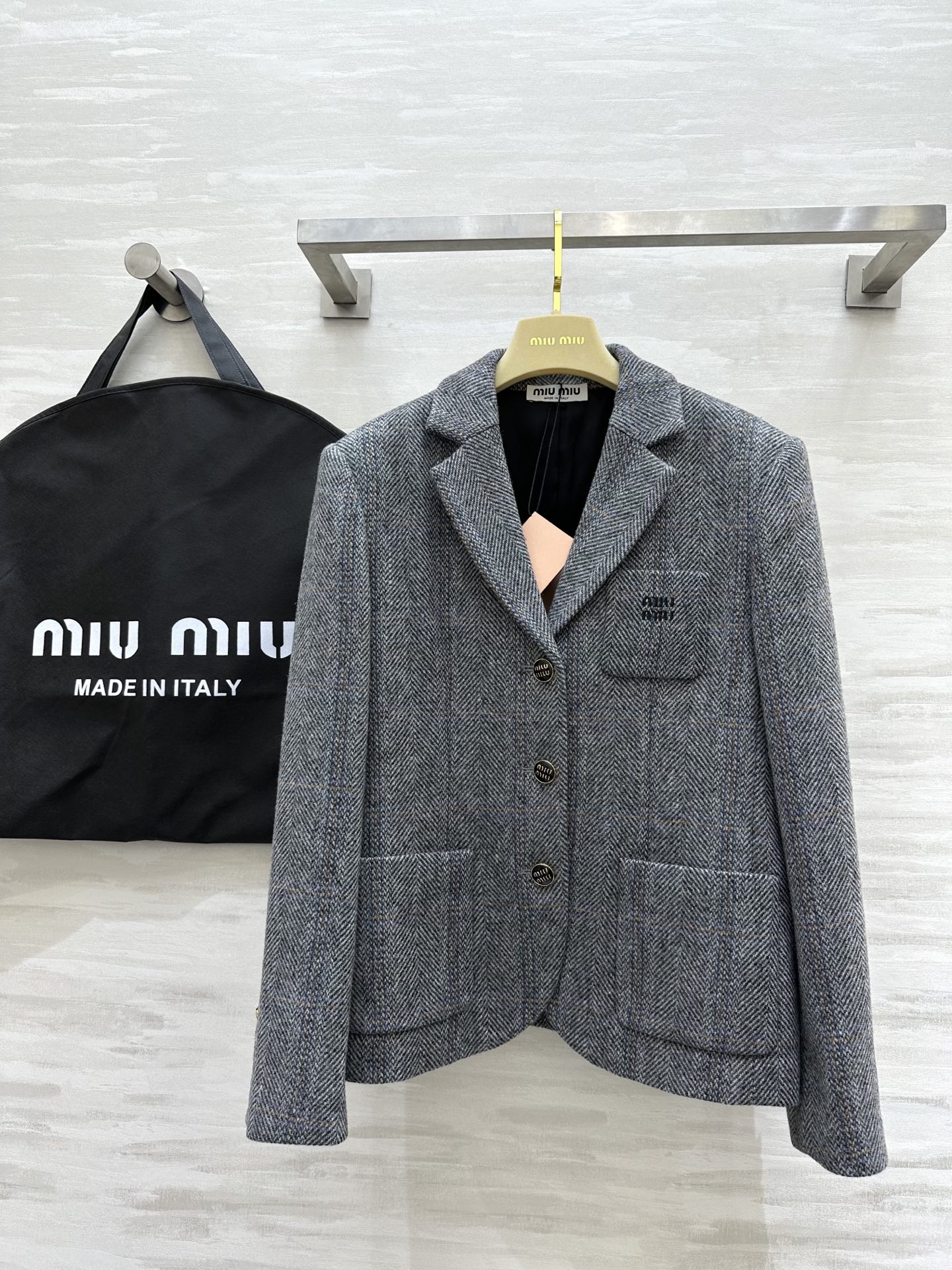NO:325642,#Miumi early spring new style, herringbone blazer, mold-open custom buttons, exquisite and high-end three-dimensional tailoring style, high-quality customization, spot first-time sizeS/M/L (M size shoulder width 41, bust 98, length 63),,miumiu, jackets & coats,business suit,alexander wang19860909#Miumi早春新款 人字纹西装外套 开模定制纽扣精致高级 立体剪裁版型 高品质定制 现货首发sizeS/M/L（M码肩宽41,胸围98,衣长63）,,miumiu,jackets & coats,business suit,alexander wang,Women's clothing