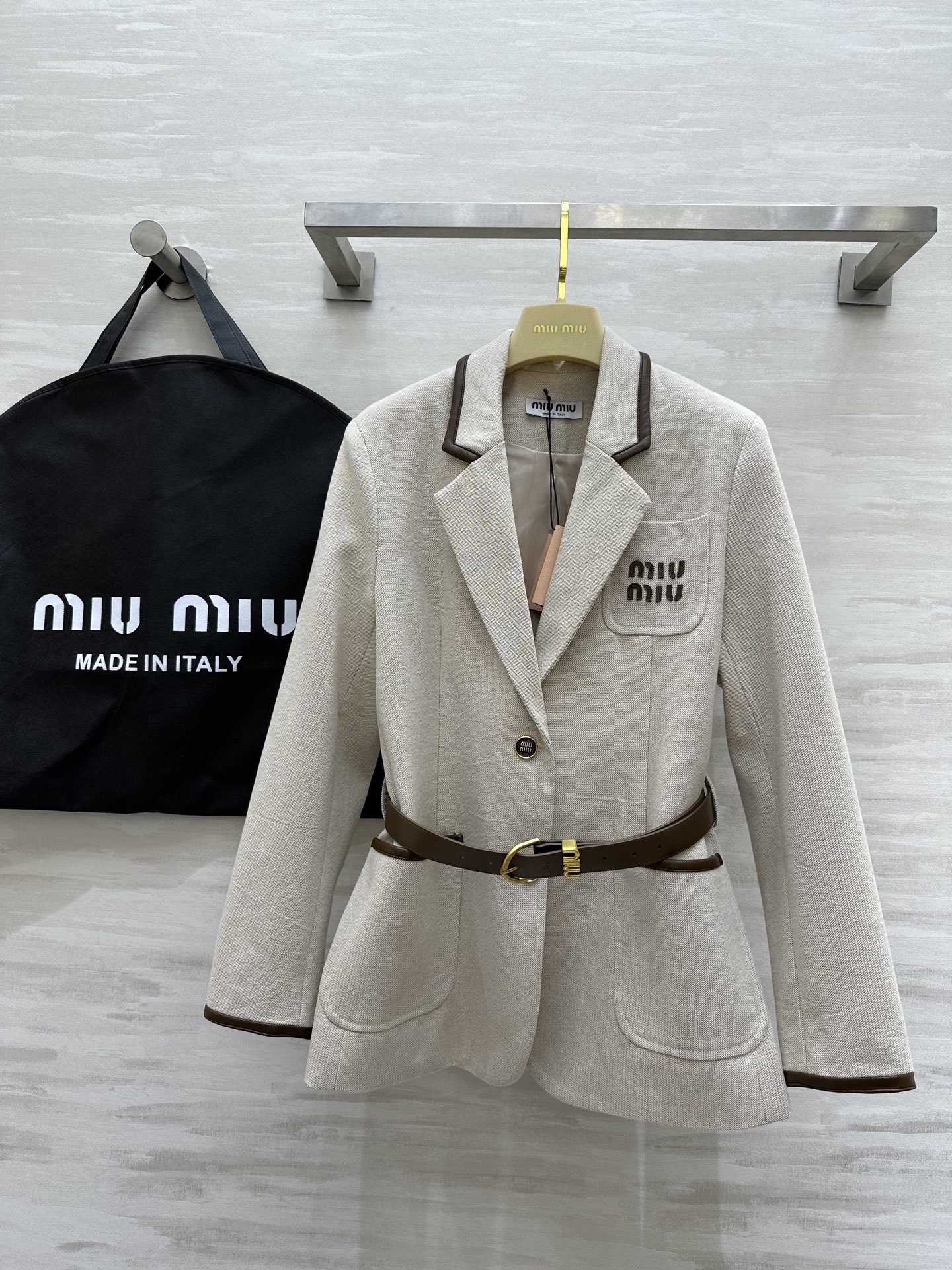 NO:325619,#Miumi spring and summer new style old-fashioned style blazer delivery belt high-quality customization spot first-time sizeS/M/L (M size shoulder width 38, bust 94, length 73),,miumiu, jackets & coats,business suit,alexander wang19860909#Miumi春夏新款 老钱风西装外套 配送腰带 高品质定制 现货首发sizeS/M/L（M码肩宽38,胸围94,衣长73）,,miumiu,jackets & coats,business suit,alexander wang,Women's clothing