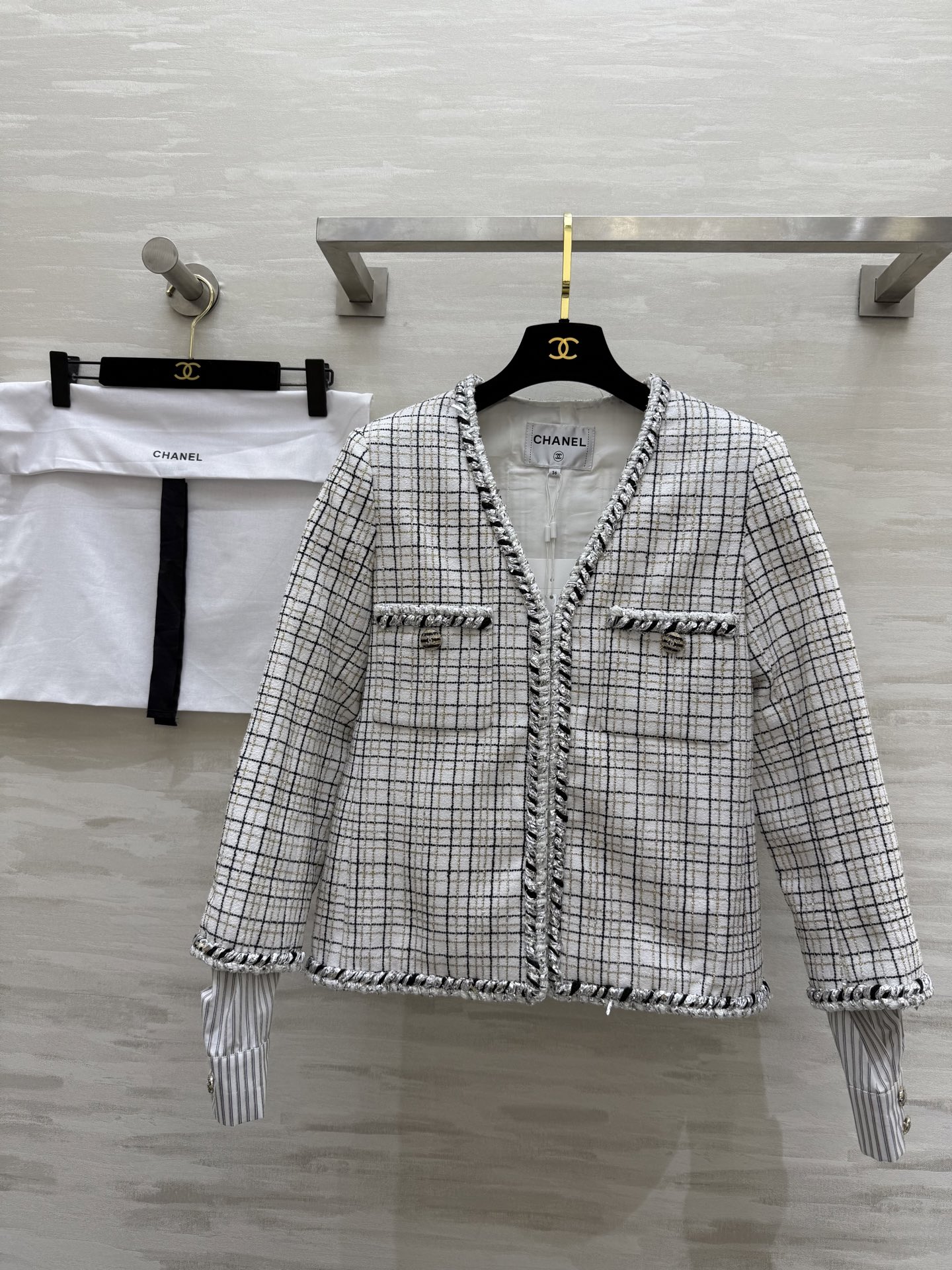 NO:325641,#Chane French Gentle | Miss Jacket Braided Tweed Black Yarn and White Mixed Weaving to give a sense of pride~Double-colored double-layer webbing The embellishment of metal buttons increases the sense of exquisiteness, elegant and exquisite, high-quality customization, spot first-time size36/38/40 (), chanel, jackets & coats, alexander wang19860909#Chane法式温柔|大小姐外套 编织粗花呢 黑色纱线与白色混织搭配出矜贵感~定染黑白配色双层织带 金属纽扣的点缀增加精致感 优雅又不失精致 高品质定制 现货首发size36/38/40（）,,chanel,jackets & coats,alexander wang,Women's clothing