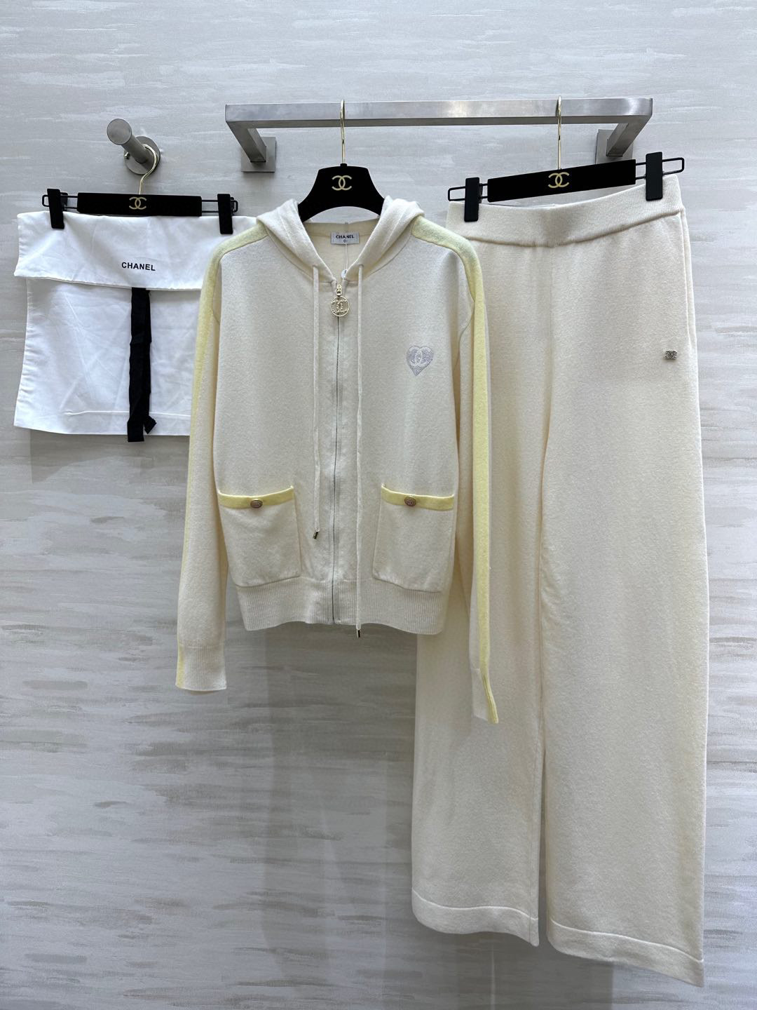 NO:326186,#Chane early spring new style lazy style wool suit loose silhouette lazy hooded jacket elastic waist trousers imported from Germany loom to create three-dimensional craftsmanship explosive single style 100% worsted wool yarn fabric simple and atmospheric lazy style durable super elastic and not picky about body shape High quality customization spot first-time size36/38/40 (36 size bust 94, 56 length, trousers elastic waist 64, hip 84, trousers length 102), chanel, jackets & coats,hats,alexander wang19860909#Chane早春新款 慵懒风羊毛套装 宽松廓形慵懒连帽外套 松紧腰长裤 进口德国织机打造立体工艺 爆单款 百分百精纺羊毛纱线面料 简约大气慵懒版型 经久耐穿 超大弹力不挑身材 高品质定制 现货首发size36/38/40（36码胸围94,衣长56,裤子弹力腰围64,臀围84,裤长102）,,chanel,jackets & coats,hats,alexander wang,Women's clothing