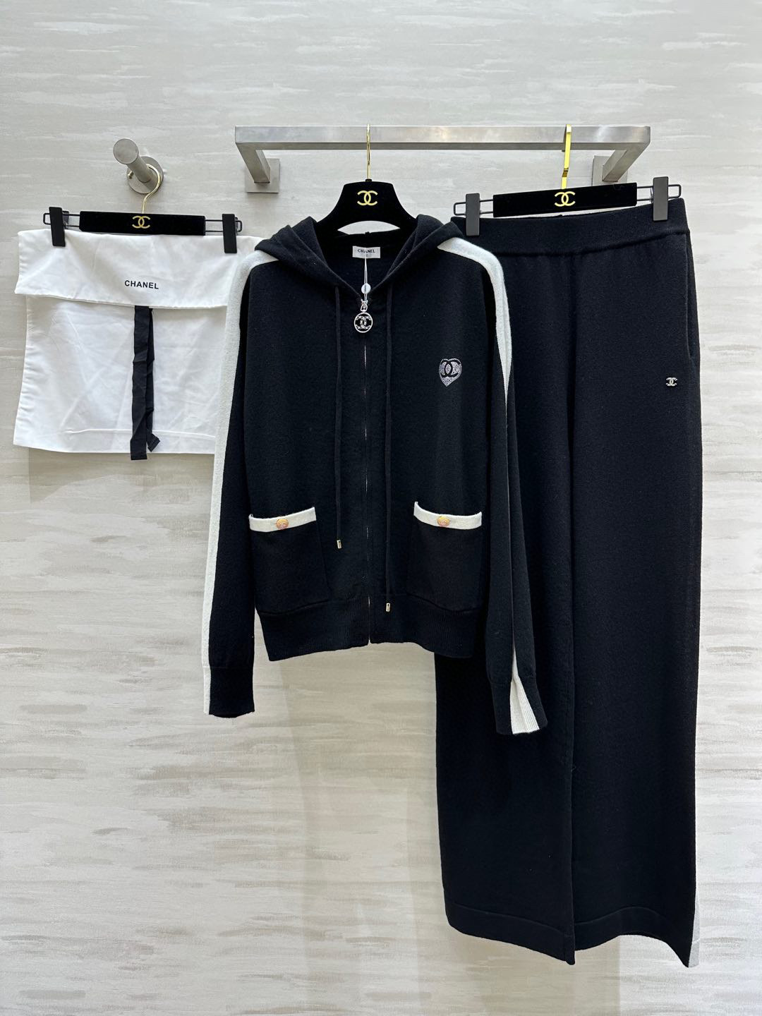 NO:326188,#Chane early spring new style lazy style wool suit loose silhouette lazy hooded jacket elastic waist trousers imported from Germany loom to create three-dimensional craftsmanship explosive single style 100% worsted wool yarn fabric simple and atmospheric lazy style durable super elastic and not picky about body shape High quality customization spot first-time size36/38/40 (36 size bust 94, 56 length, trousers elastic waist 64, hip 84, trousers length 102) 69894, chanel, jackets & coats, hats, alexander wang19860909#Chane早春新款 慵懒风羊毛套装 宽松廓形慵懒连帽外套 松紧腰长裤 进口德国织机打造立体工艺 爆单款 百分百精纺羊毛纱线面料 简约大气慵懒版型 经久耐穿 超大弹力不挑身材 高品质定制 现货首发size36/38/40（36码胸围94,衣长56,裤子弹力腰围64,臀围84,裤长102）69894,,chanel,jackets & coats,hats,alexander wang,Women's clothing