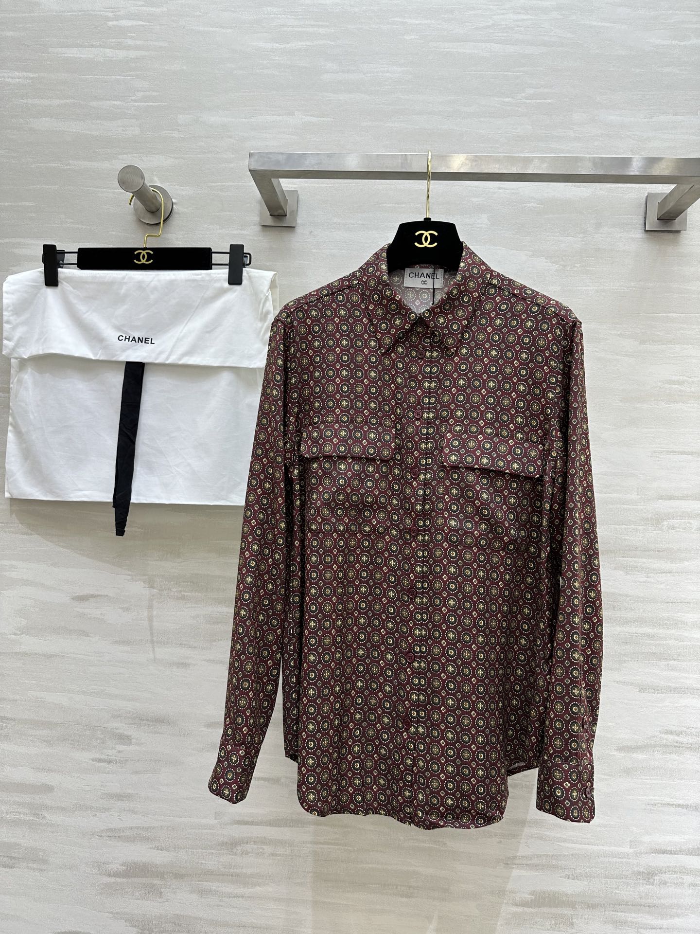 NO:326199,#Chane retro bronze coin print Twill lapel pocket Silk shirt High quality customization Spot size36/38/40 (38 size shoulder width 37, bust 94, 73 length) 89, chanel, real silk, alexander wang19860909#Chane复古铜钱印花 斜纹绸翻领口袋 真丝衬衣 高品质定制 现货首发size36/38/40（38码肩宽37,胸围94,衣长73）89,,chanel,real silk,alexander wang,Women's clothing