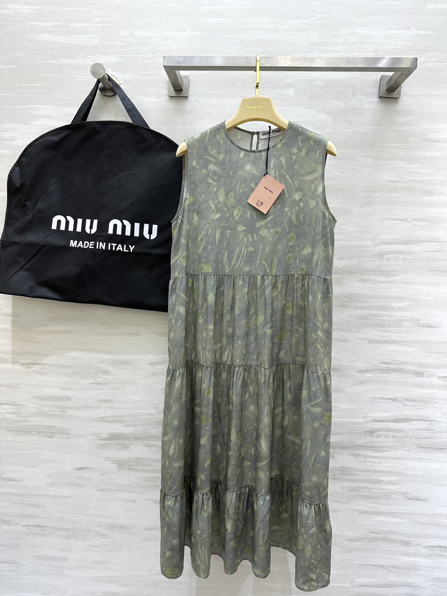 NO:326203,#Miumi Spring and Summer New Style Ink Printed Silk Vest Skirt Temperament Style Customized Style Super Beautiful!  Loose style, versatile and easy to wear, high-quality customization, spot first-time size36/38/40 (38 size bust 96, 114 length)89,,miumiu, skirts, real silk, alexander wang19860909#Miumi春夏新款 水墨印花真丝背心裙 气质款 定制花色超美！宽松版型 百搭好穿 高品质定制 现货首发size36/38/40（38码胸围96,衣长114）89,,miumiu,skirts,real silk,alexander wang,Women's clothing